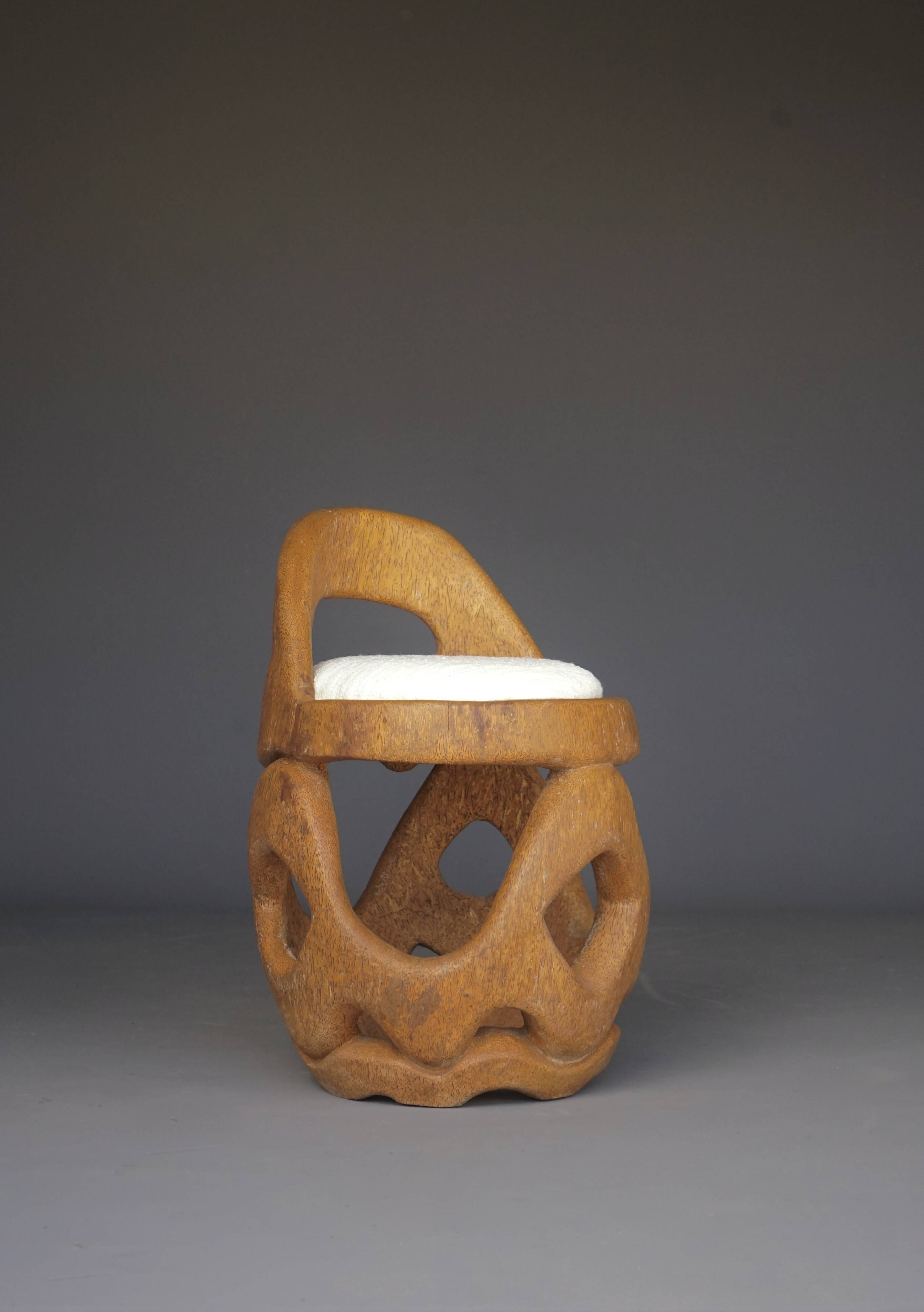 Chaise d'appoint en bois de palmier sculpté à la main, années 1970