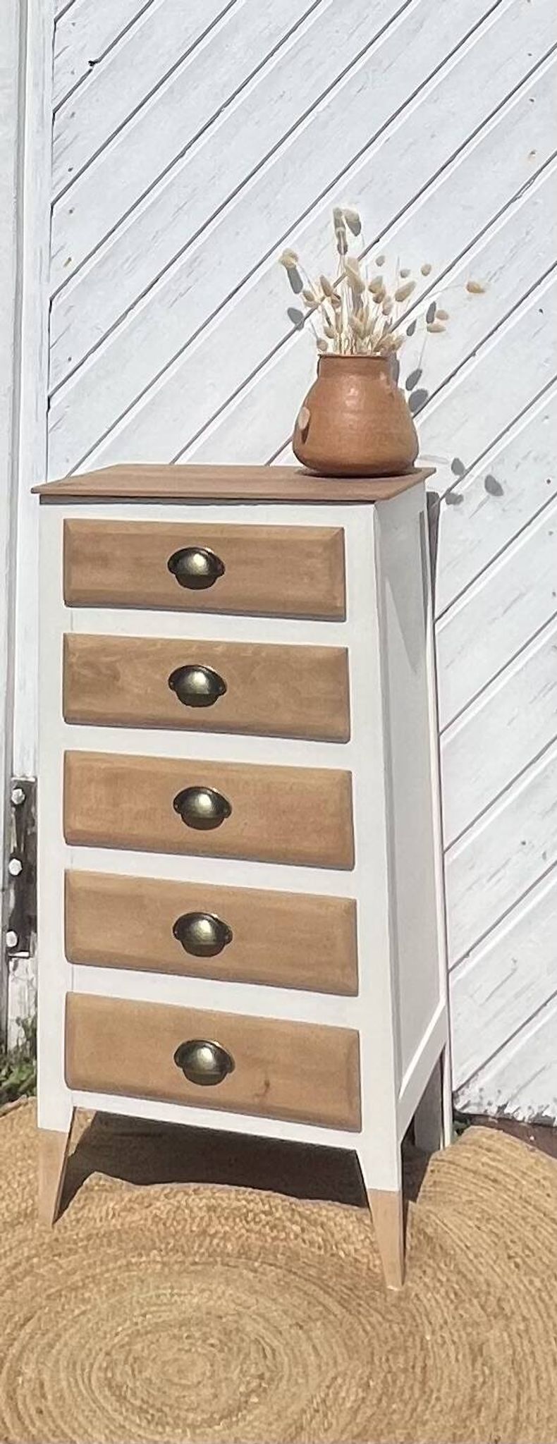 Chiffonnier vintage pieds compas en bois massif brut et patiné blanc