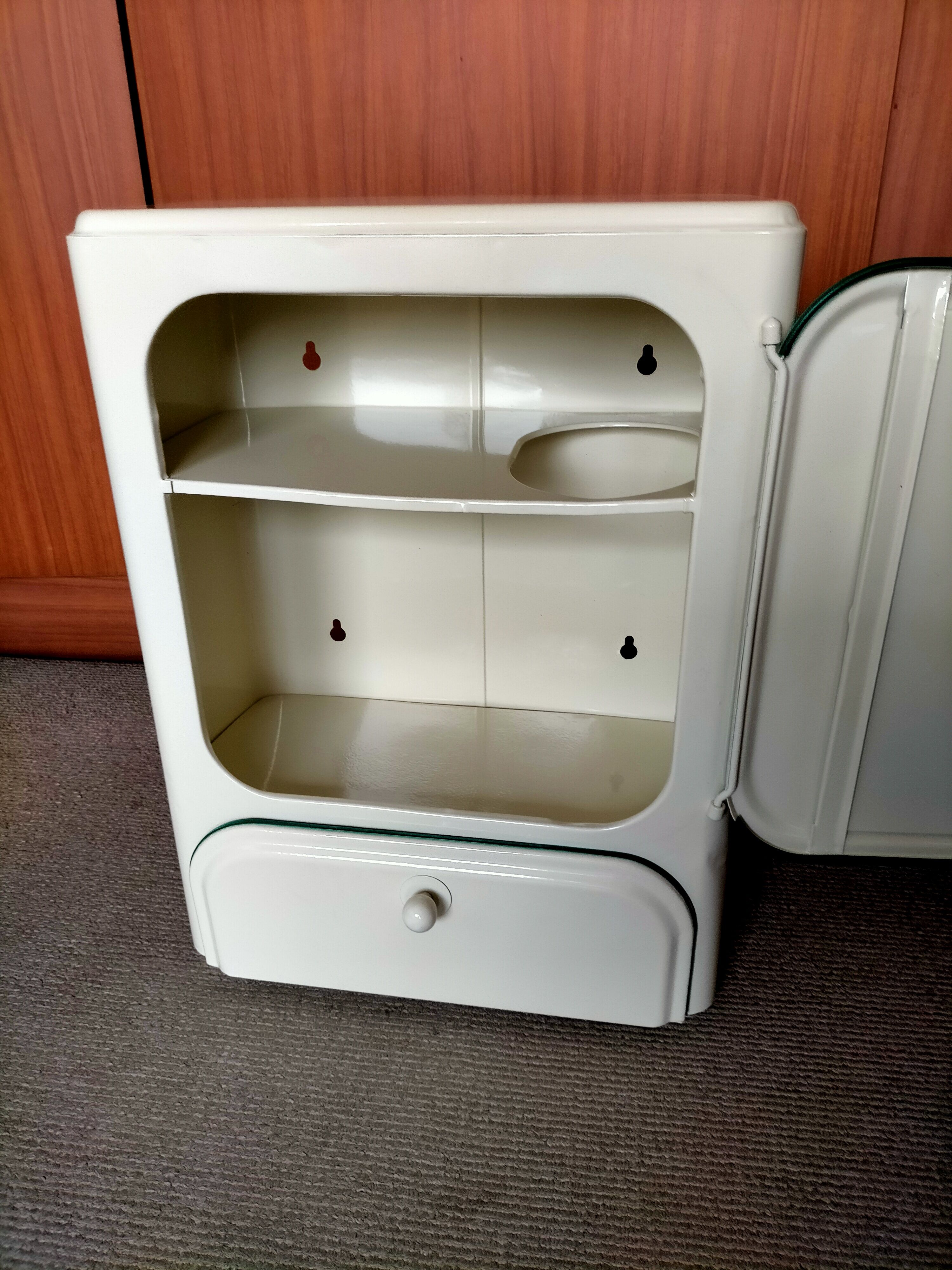 Armoire à pharmacie vintage