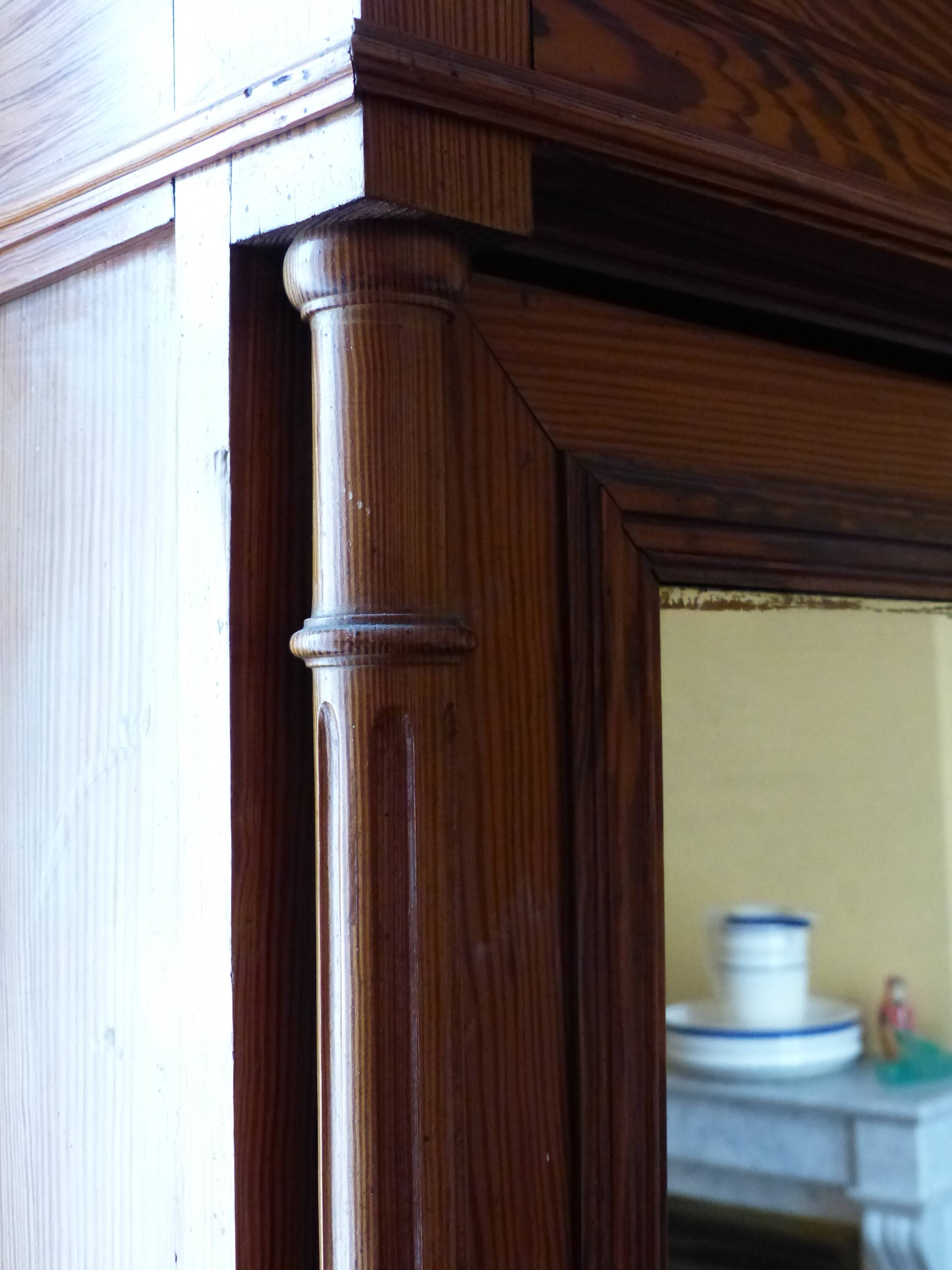 Pitch pine wood mirror bonnetiere