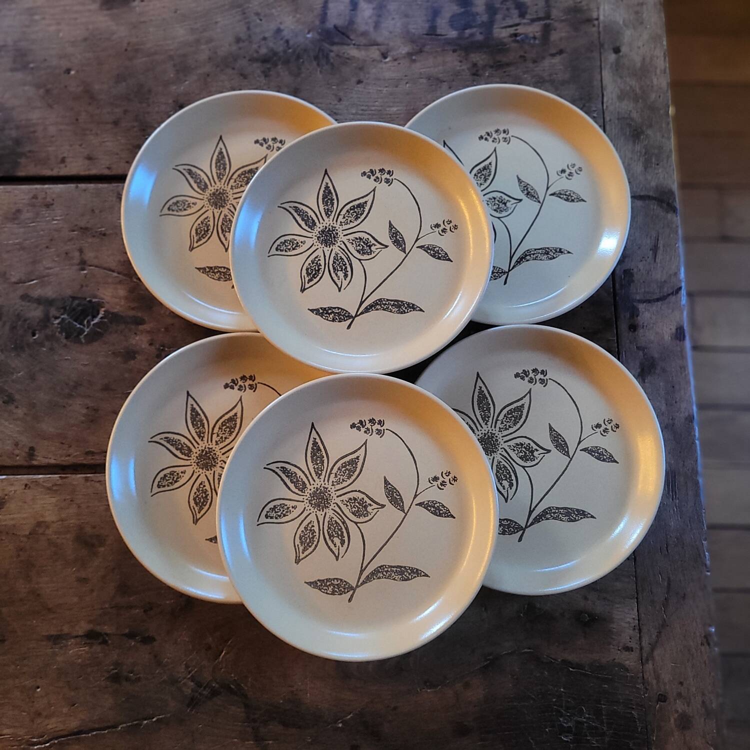 6 stoneware dinner plates with floral decoration — 1970s