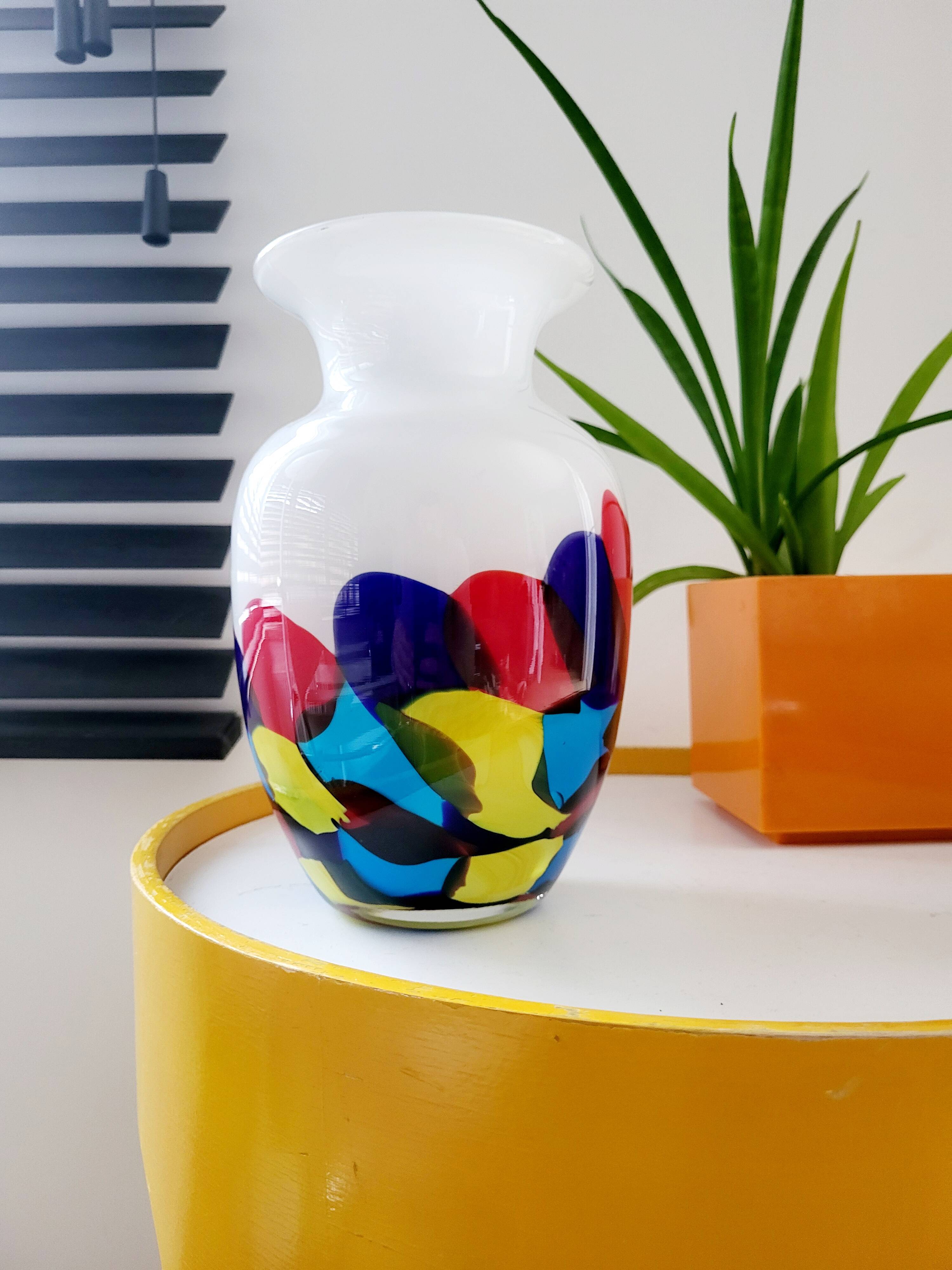 Multi color glazen vaas, primaire kleuren met wit glas