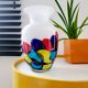 Multi color glazen vaas, primaire kleuren met wit glas