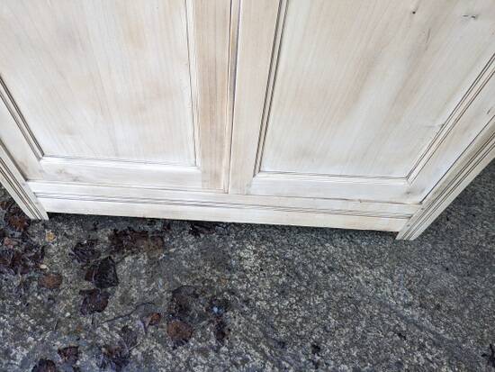 Armoire en bois naturel
