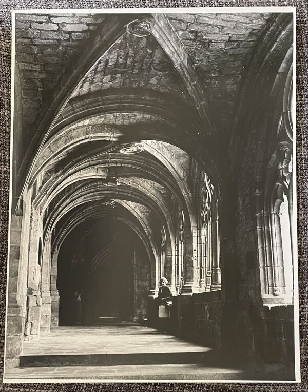 Photographie tirage argentique noir et blanc circa 1970 église voutée