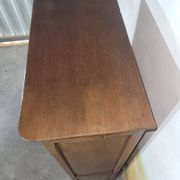 Small oak display cabinet with one door.