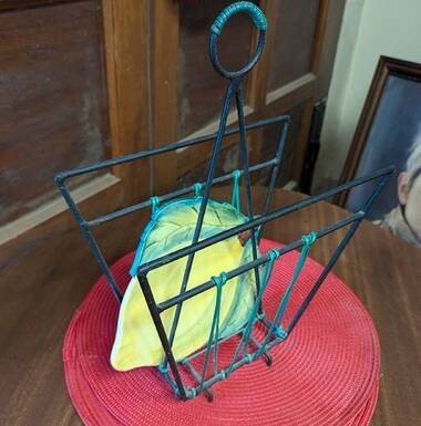 Metal magazine rack scoubidou