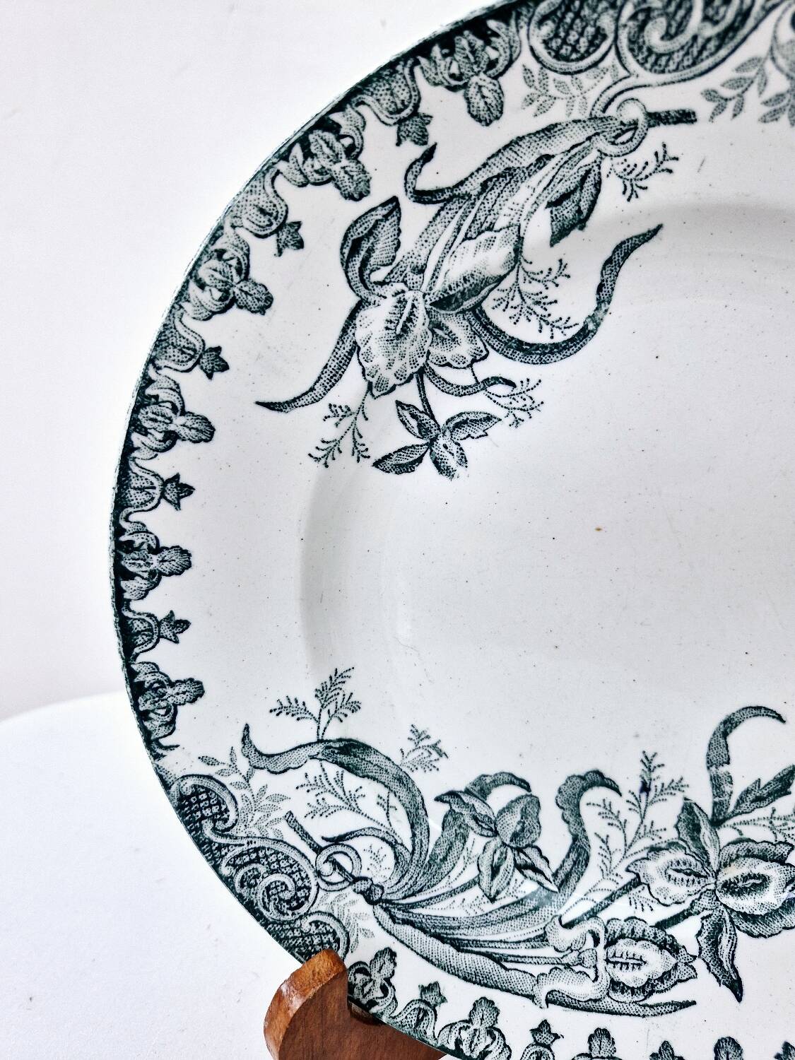 Old Iron Earth Flat Plate Saint Amand Amandinoise Lily Model