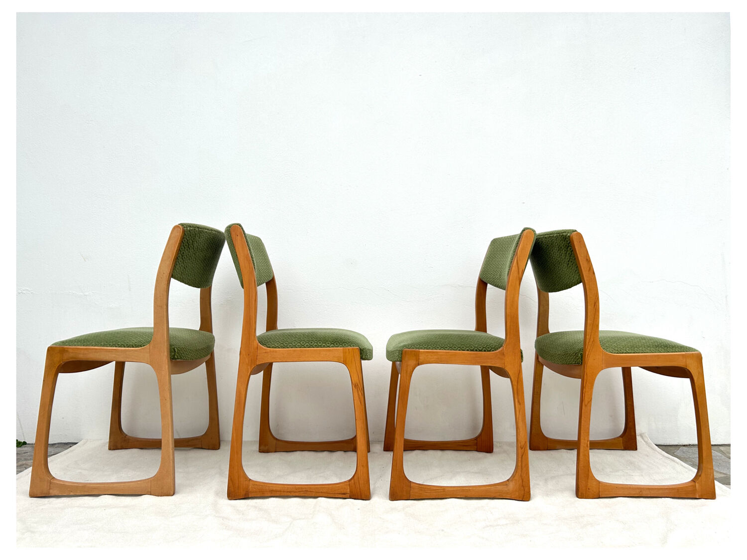 Set of 4 Self sled chairs