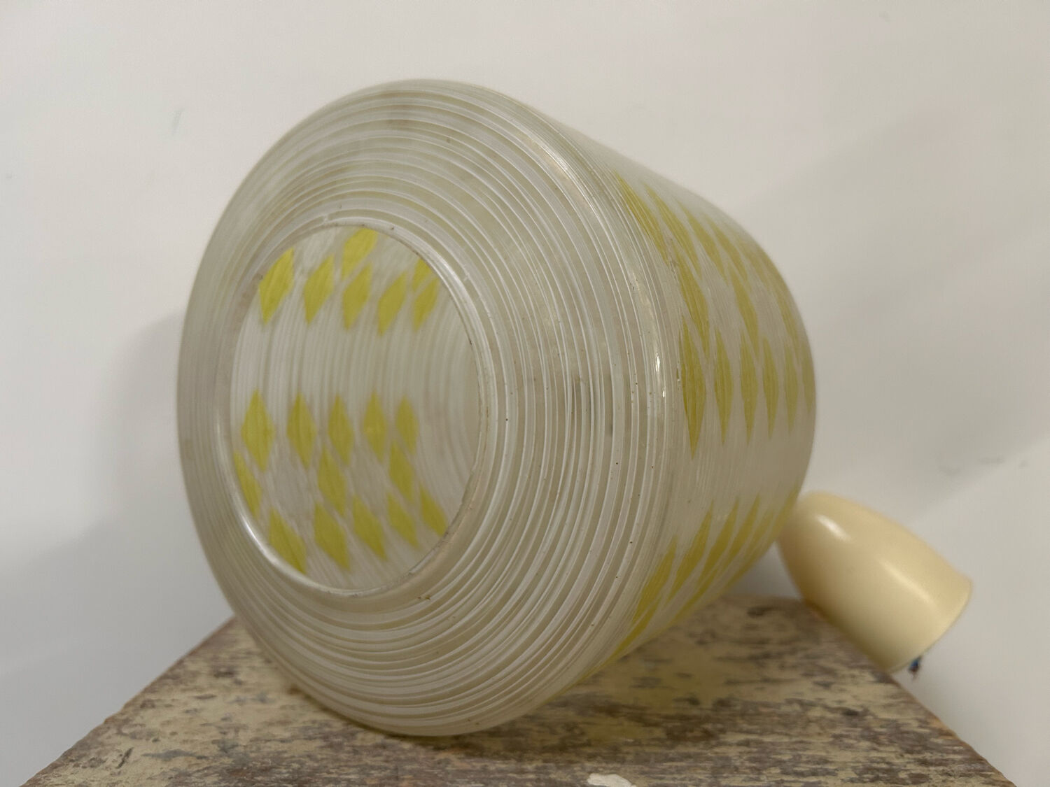 Vintage suspension 60s, 70's, white and yellow glass pop decoration