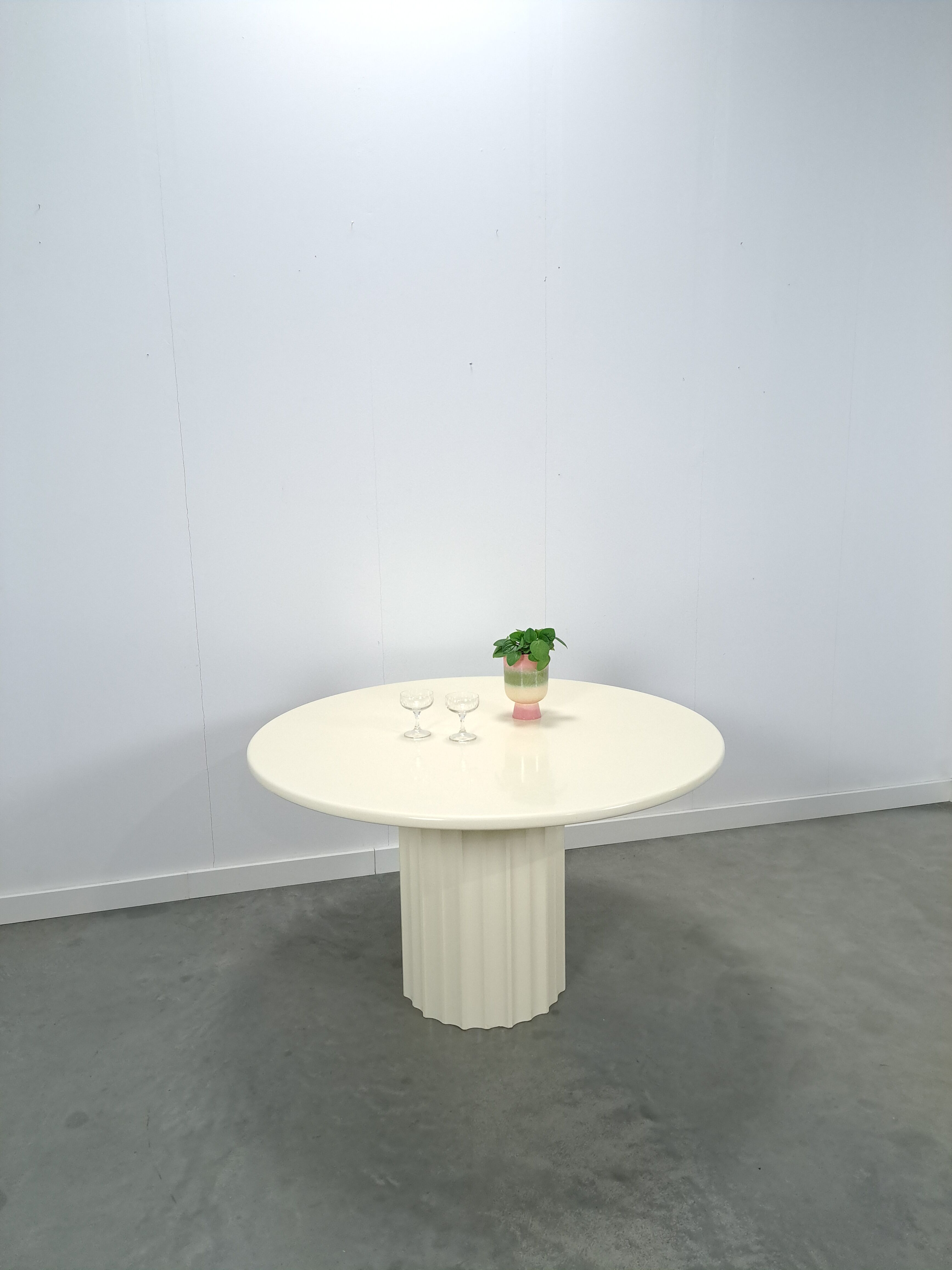 Ronde creme eettafel met geribbelde poot