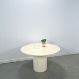 Ronde creme eettafel met geribbelde poot