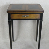 Table à écrire de style moderne, le plateau ouvrant à 2 tablettes latérales