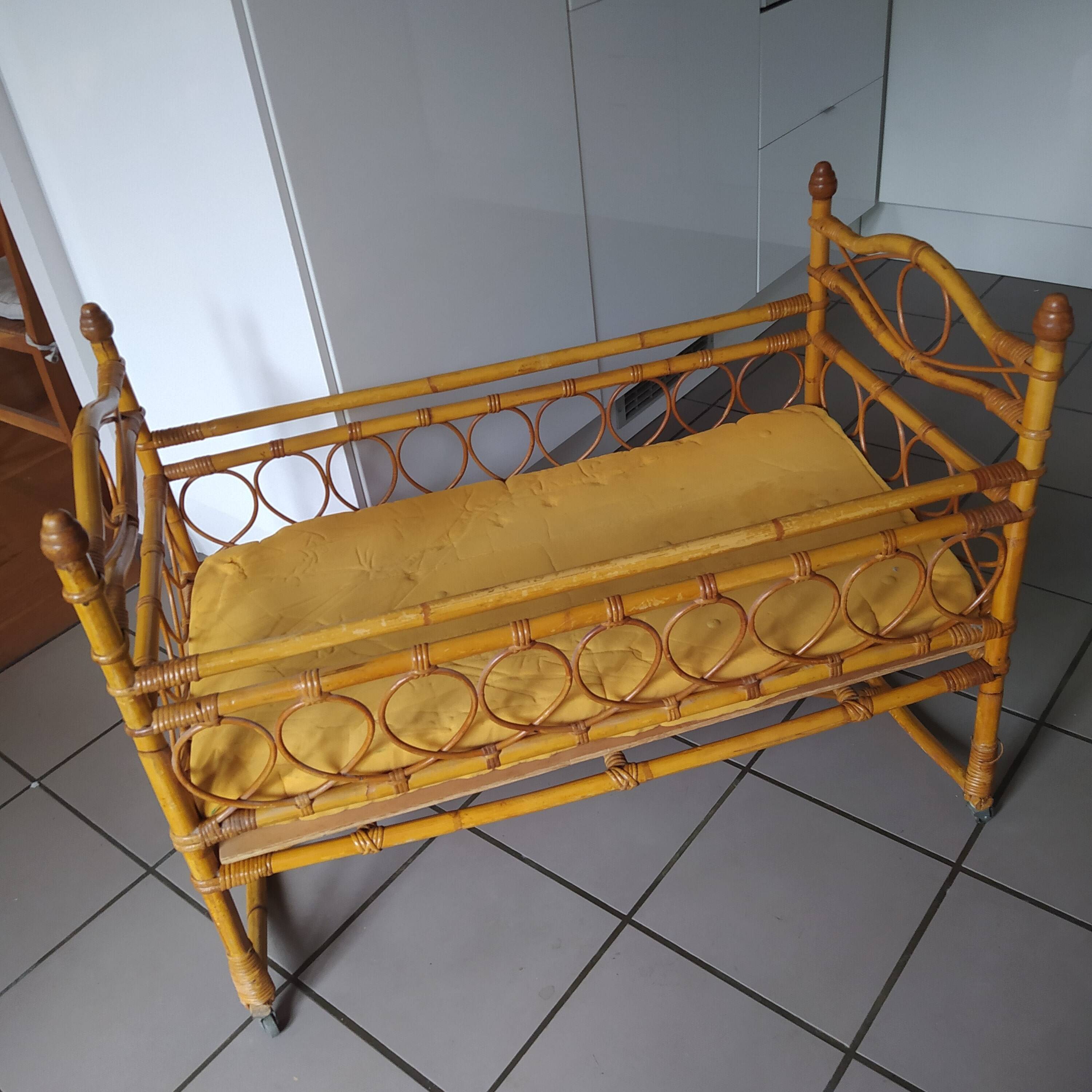 Vintage children's rattan bed from the 50s/60s