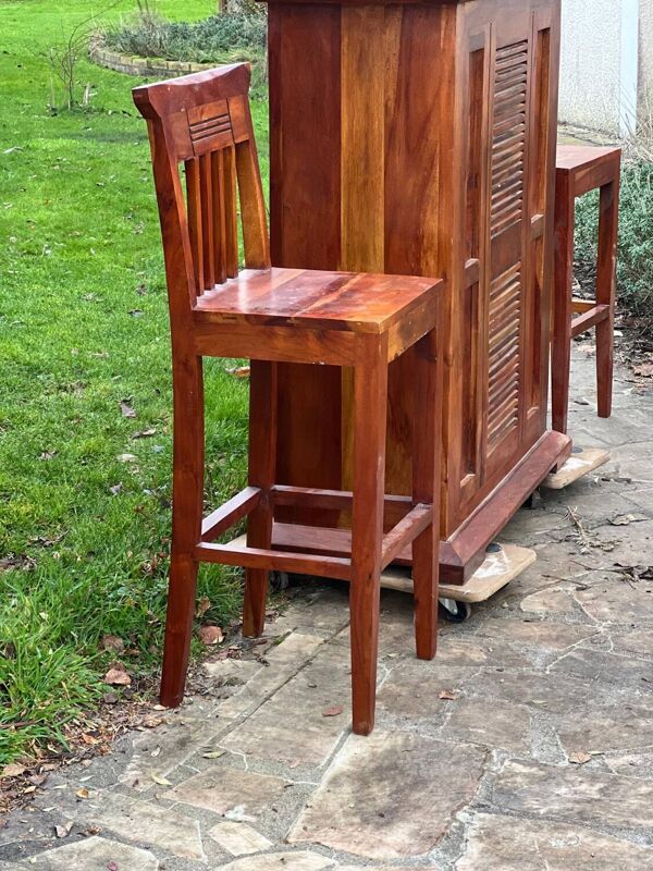 Bar en bois exotique avec 2 chaises hautes