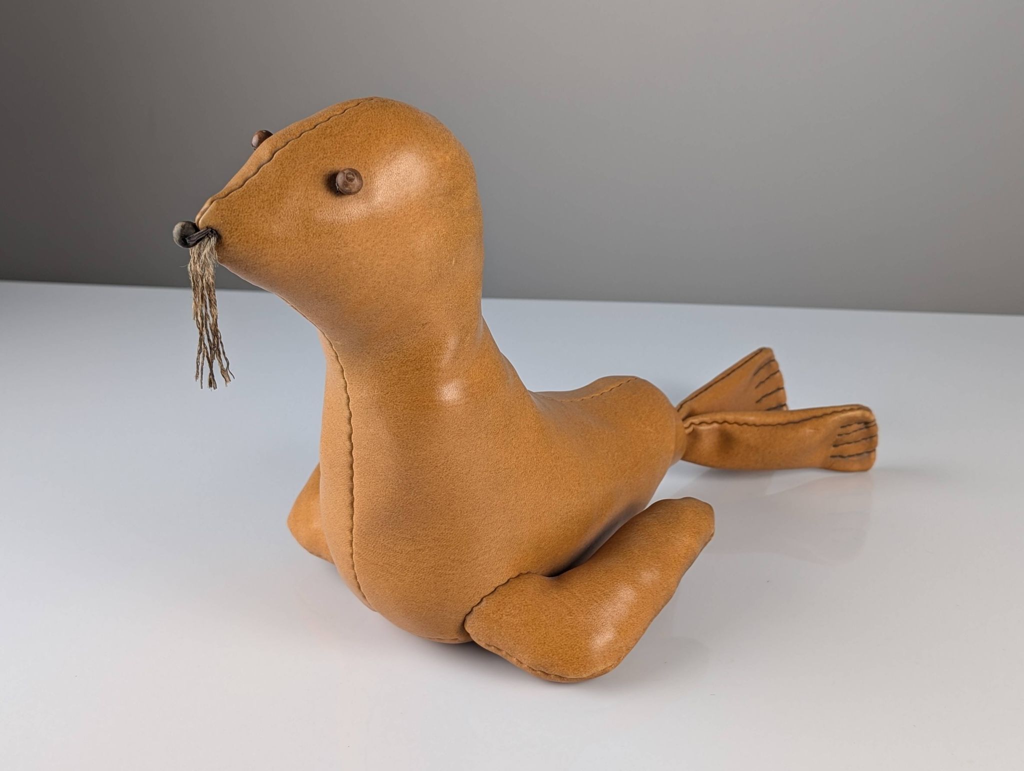 Phoque en cuir Sculpture décorative vintage années 1970
