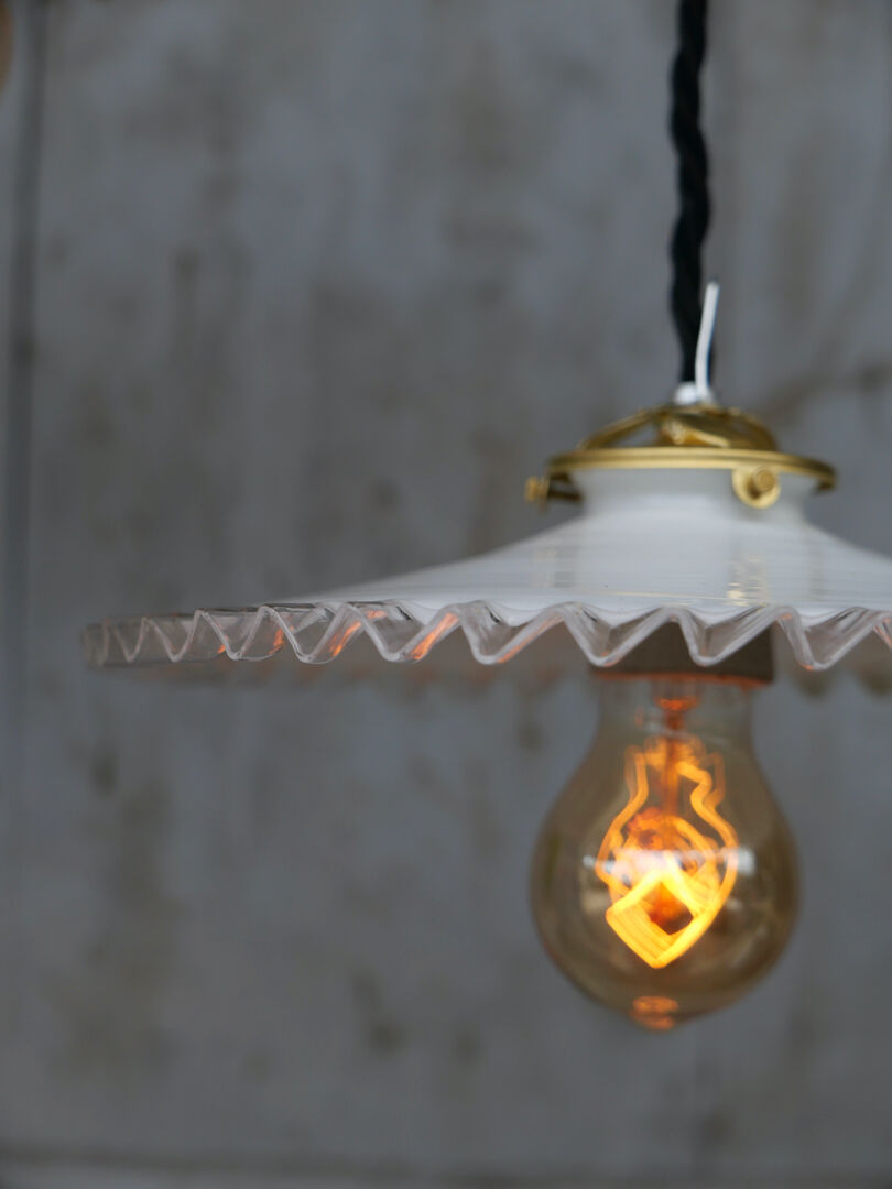Suspension with lace opaline lampshade
