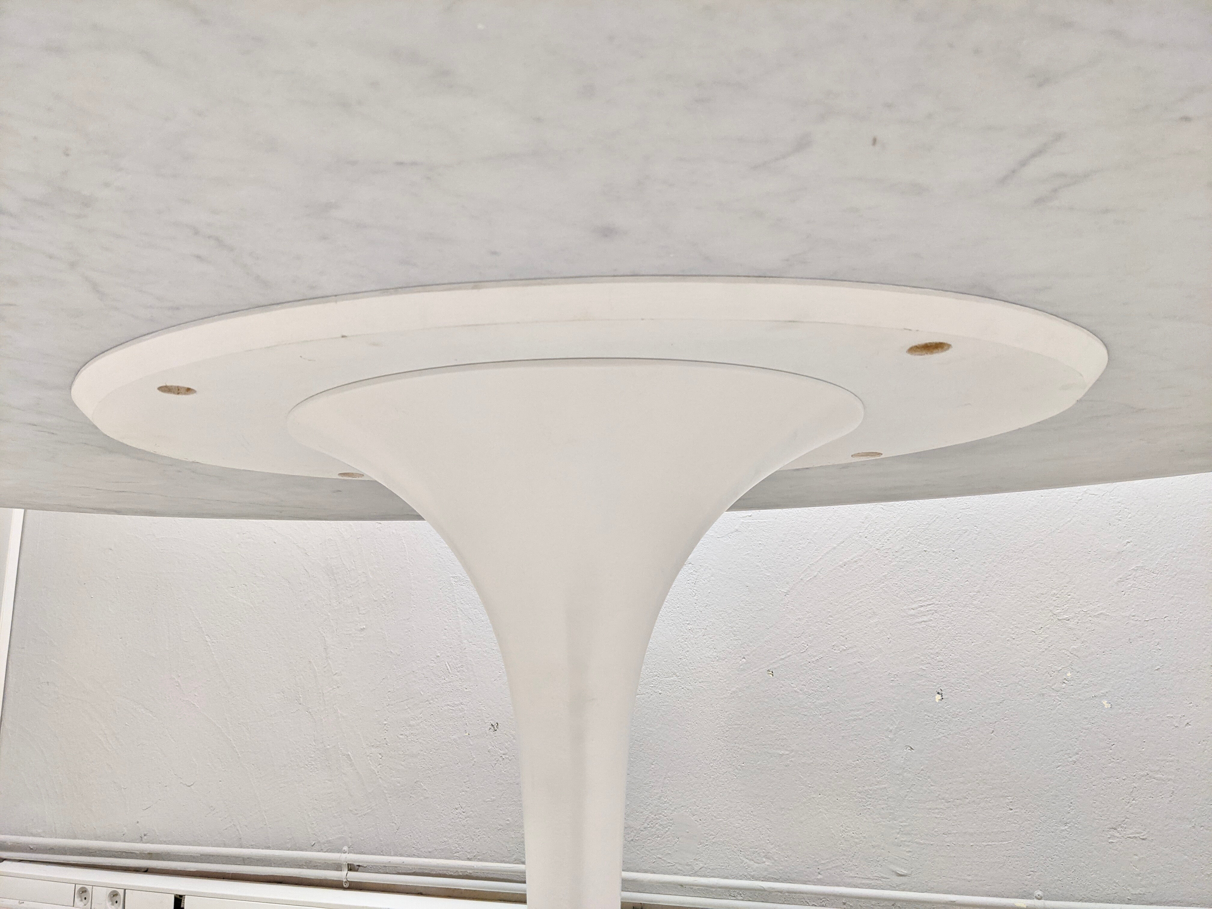 Eero Saarinen's square marble dining table for Knoll Inc. / Knoll International