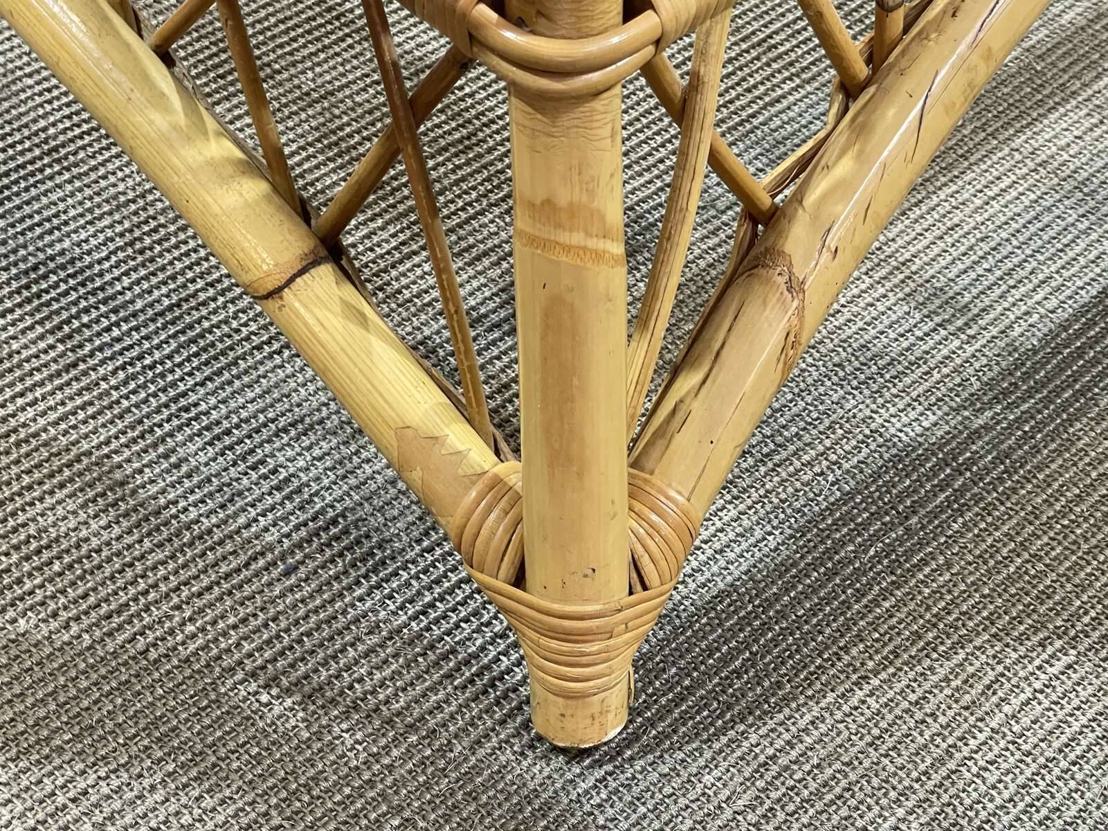 Lit en rotin des années 1960 avec son sommier métal.