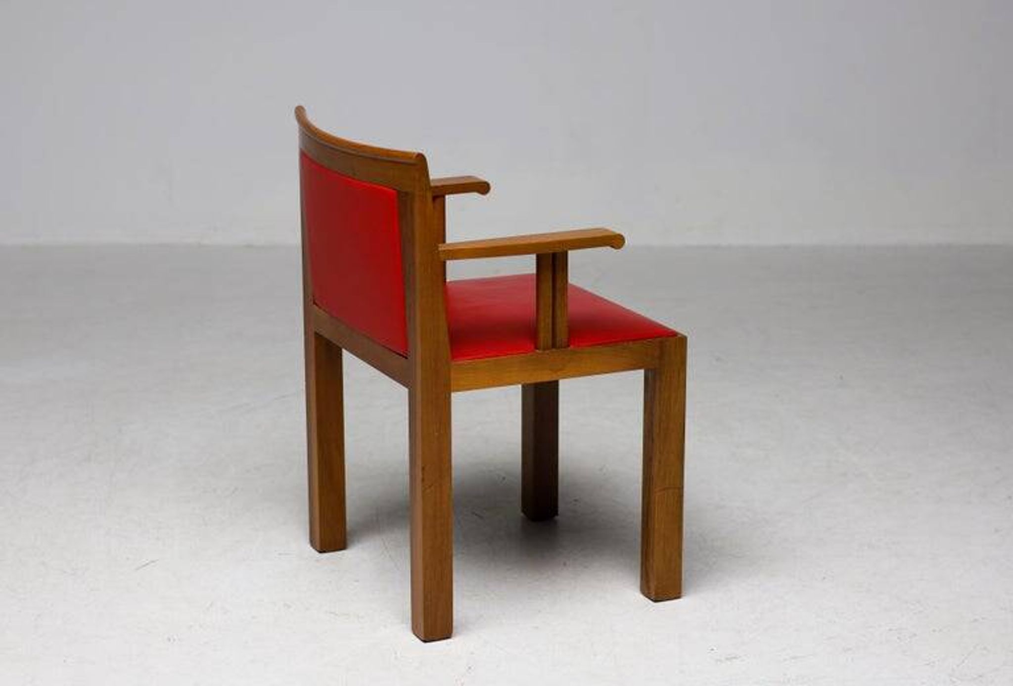 A masterpiece of Italian modernism: eleven Aldo Rossi red Teatro arm chairs