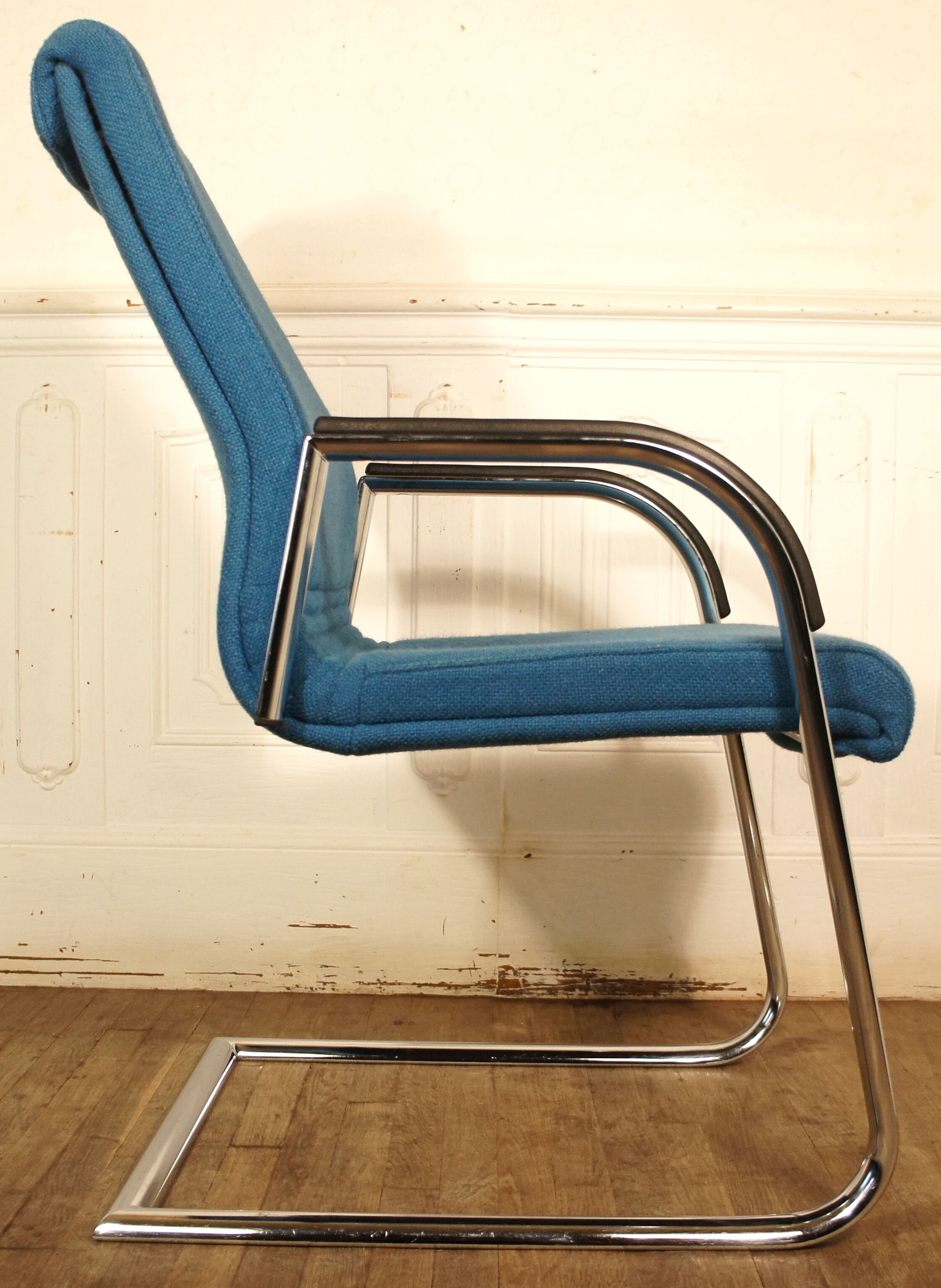 Cantilever chair with chrome metal armrests & blue wool