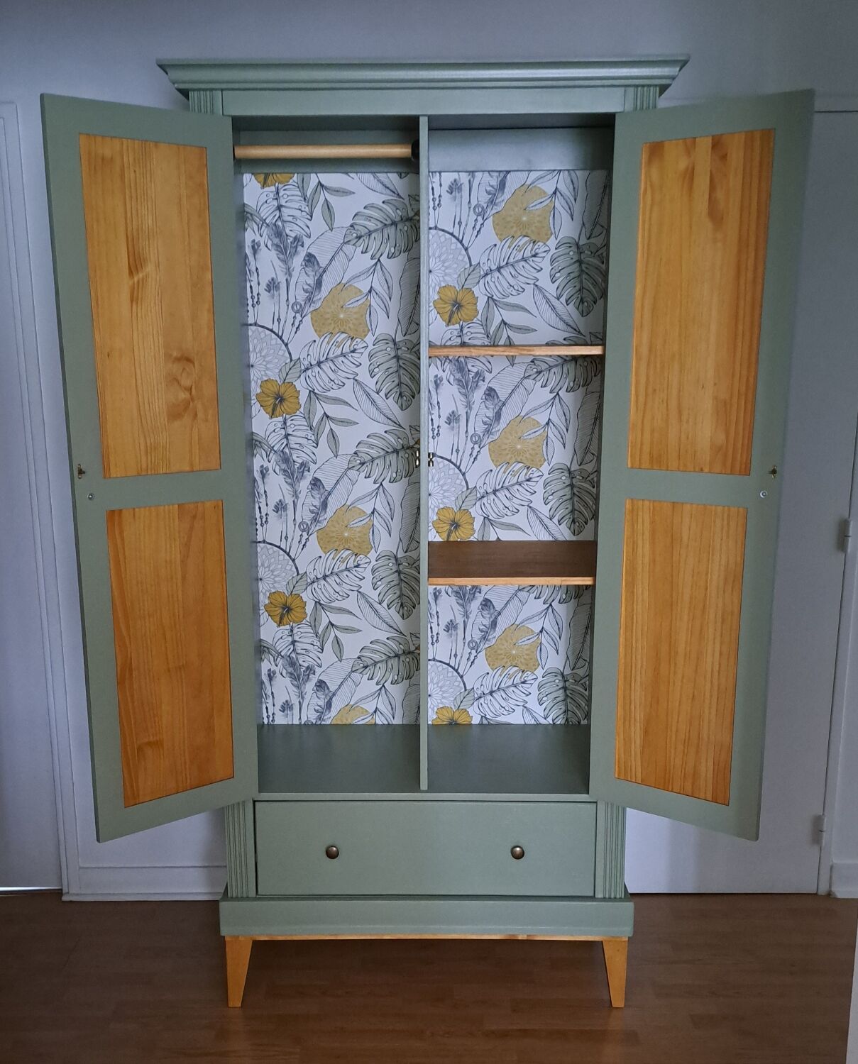 Rød Sødgren forest green cabinet
