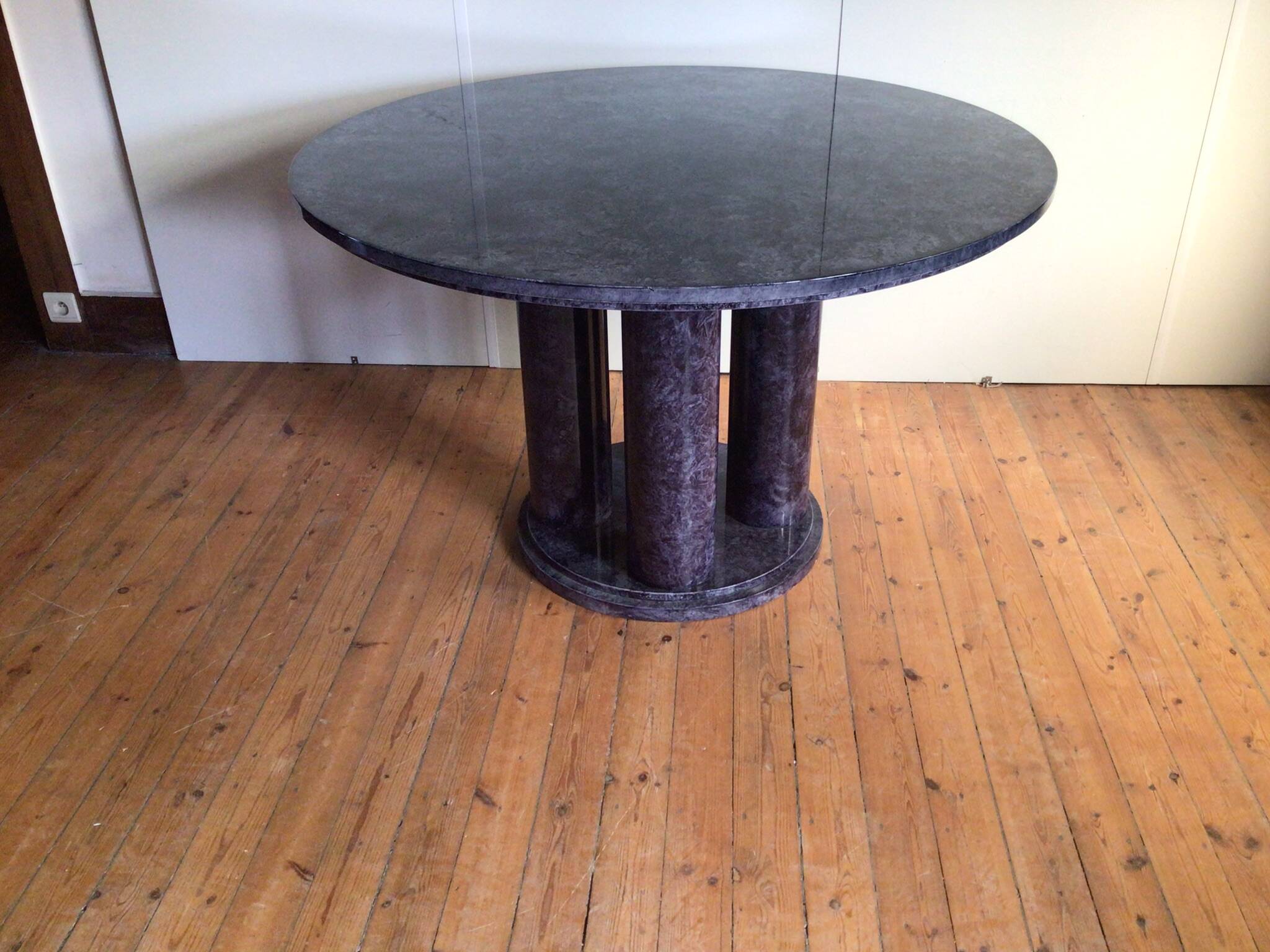table à manger en faux marbre