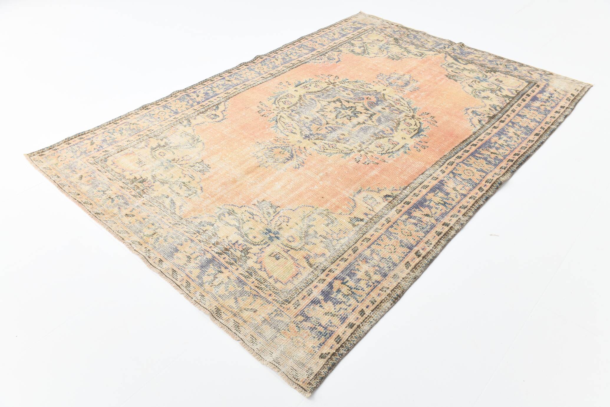 Tapis vintage en laine fait main, saumon doux et bleu marine, 183x264 cm