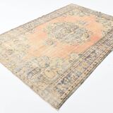 Tapis vintage en laine fait main, saumon doux et bleu marine, 183x264 cm