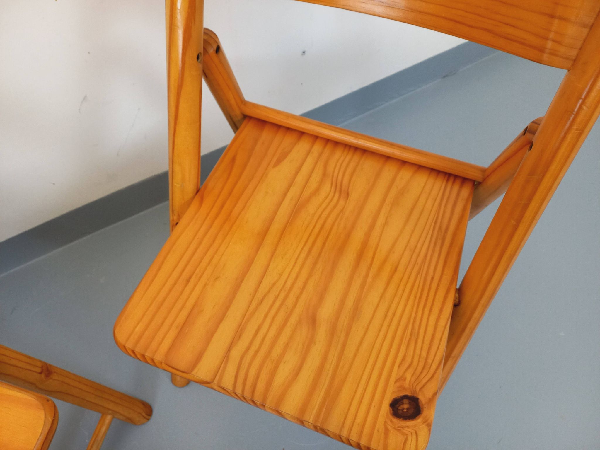Pair of vintage folding chairs in pine from the 70s and 80s.