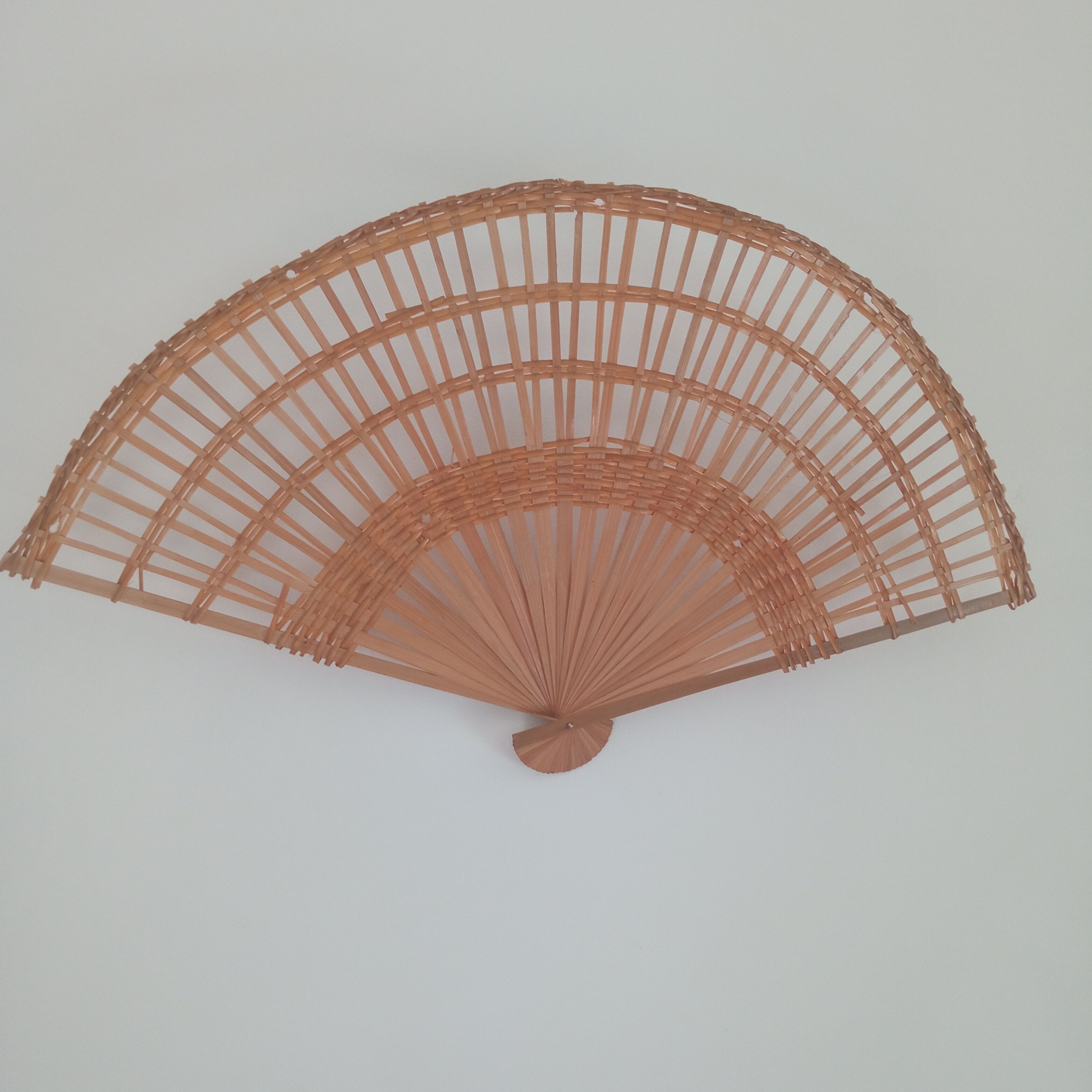 Vintage braided rattan eventail