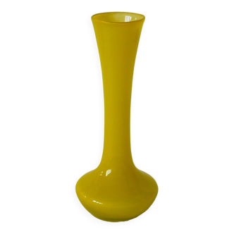 Vase en opaline jaune vif, design 1960