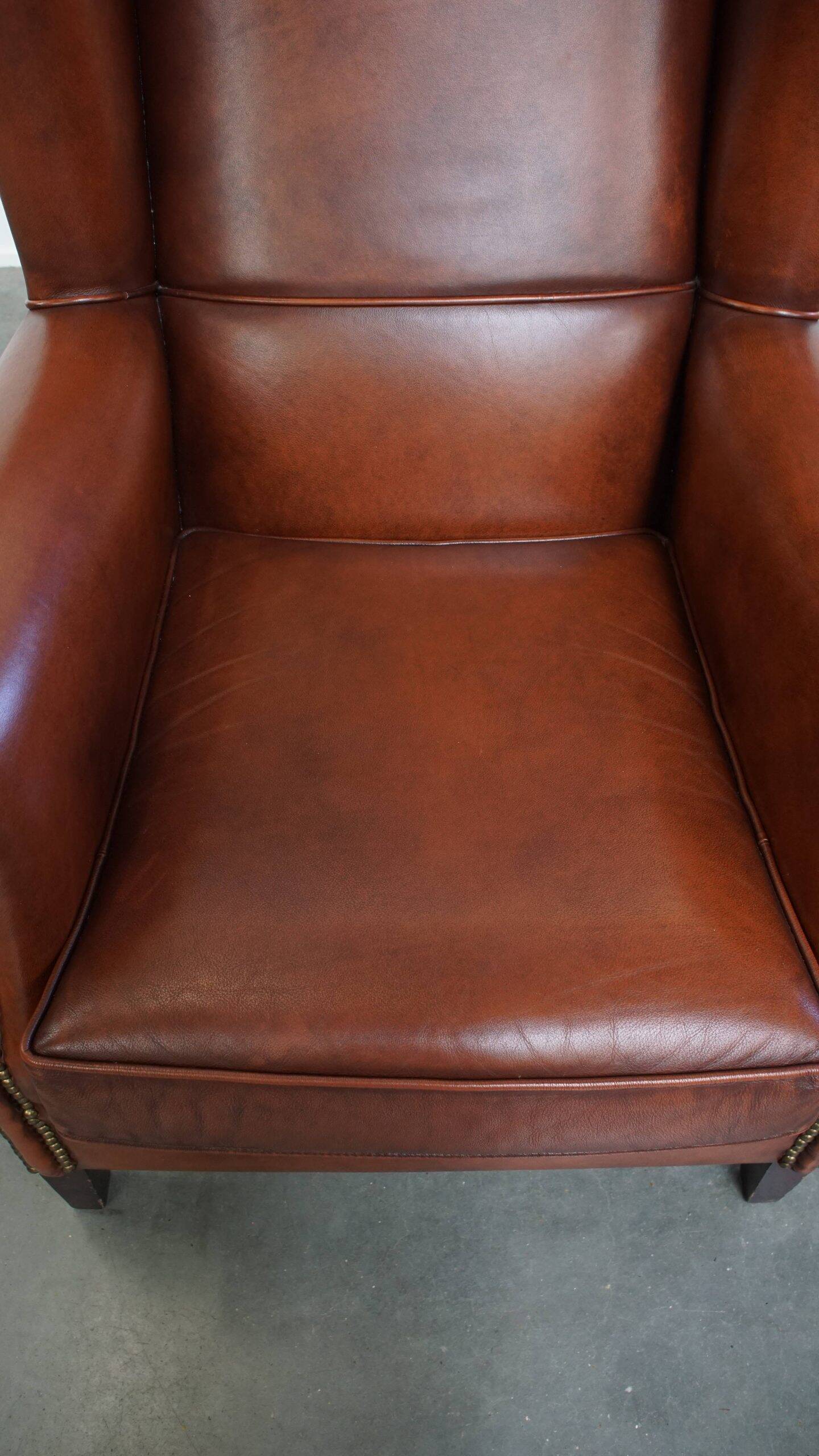 Fauteuil à oreilles de style anglais en cuir de vachette