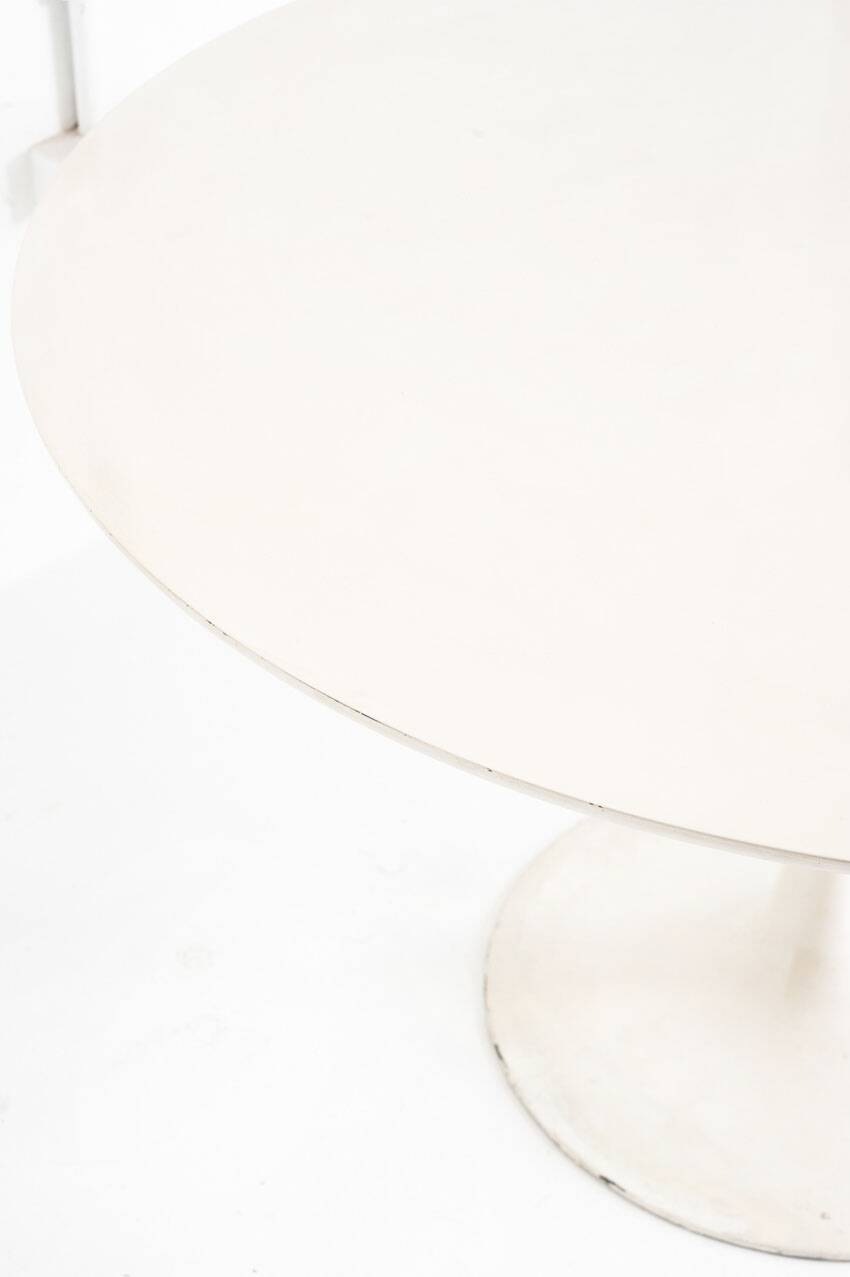 Vintage round table with tulip foot by Maurice Burke for Arkana. Aluminum + lacquered wood. United Kingdom, 60