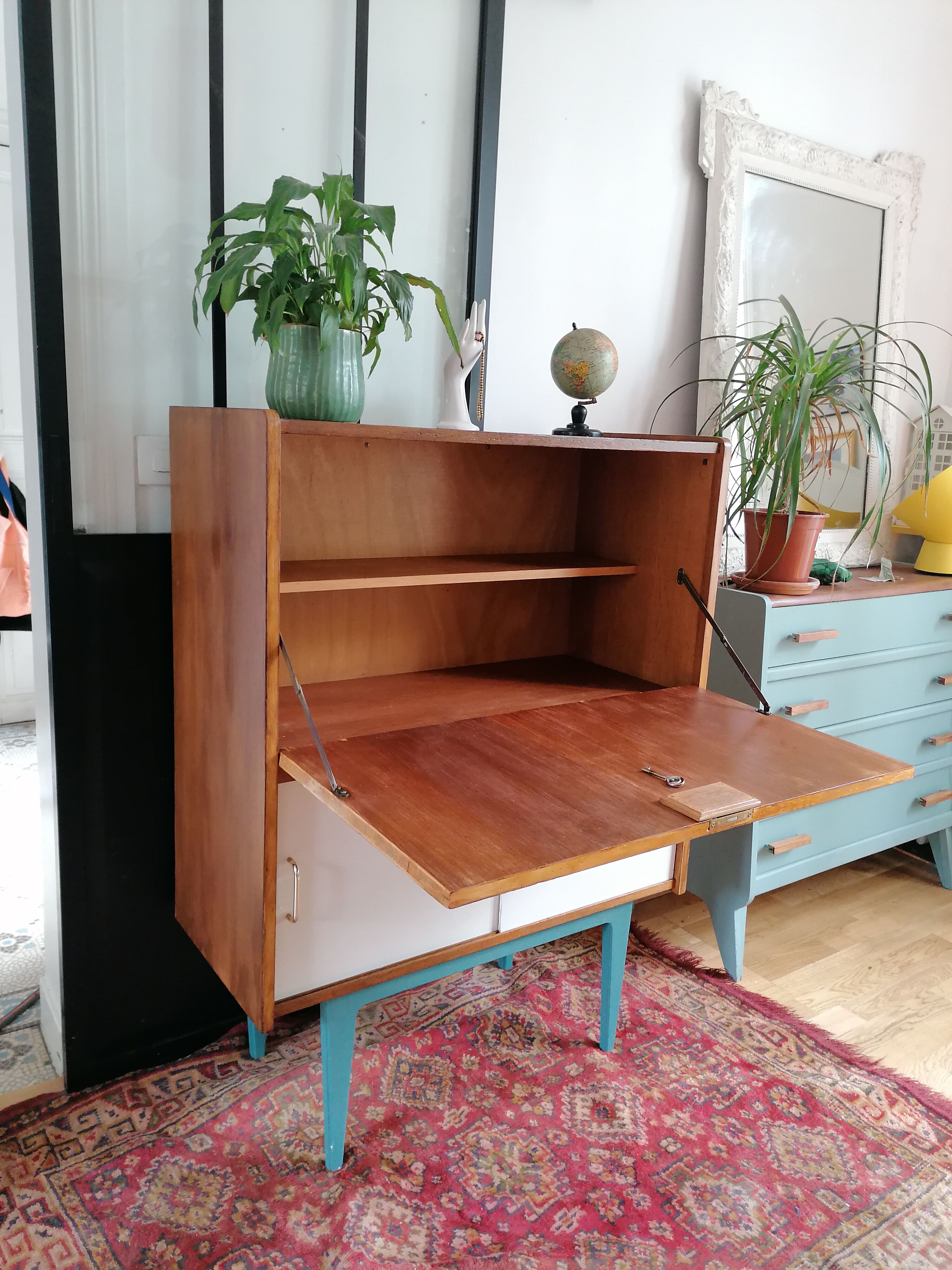 Scandinavian secretary