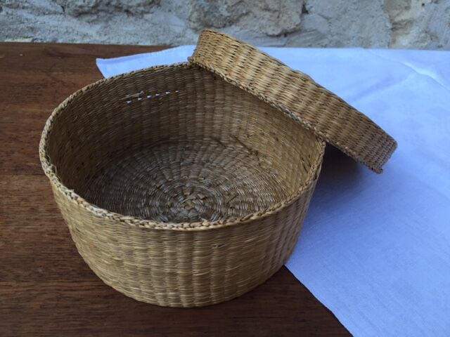 Panier rond avec couvercle en paille tressée