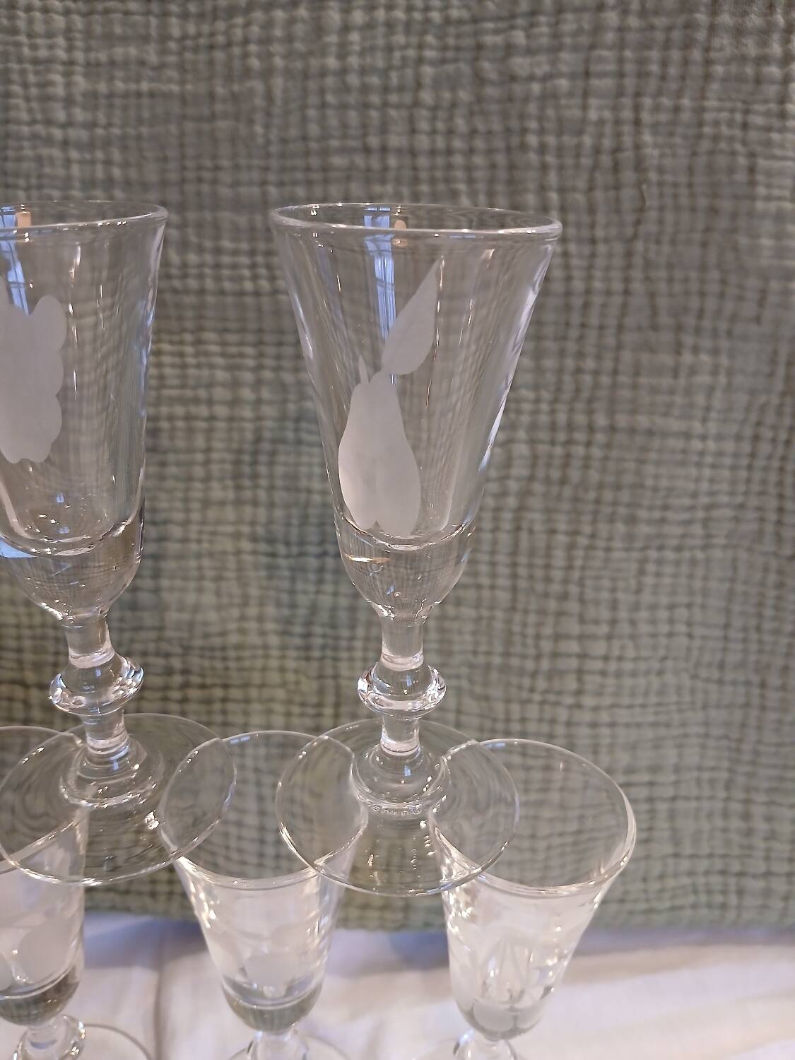 5 liqueur or brandy glasses