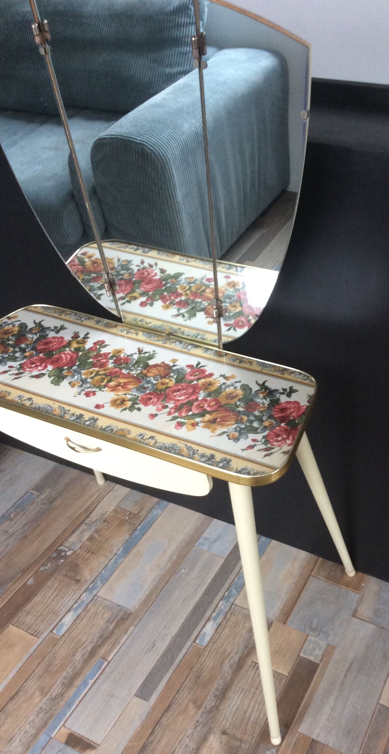 Hairdresser of the 50s and 60s with triptych mirror