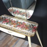 Hairdresser of the 50s and 60s with triptych mirror