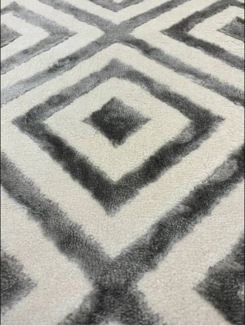 Modern and Practical Grey Rug with Diamond Pattern