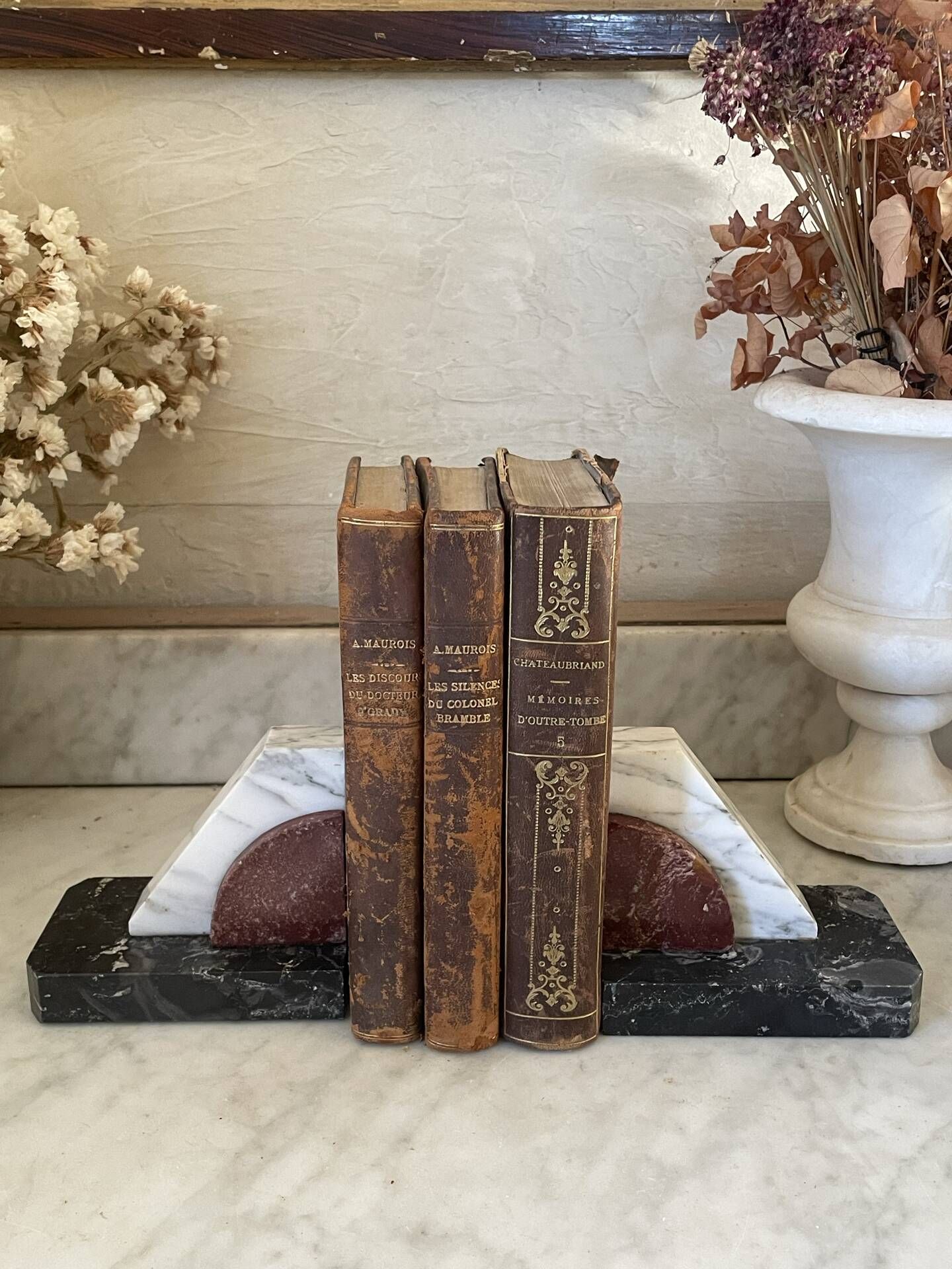 Paire de serre-livres polychromes en marbre