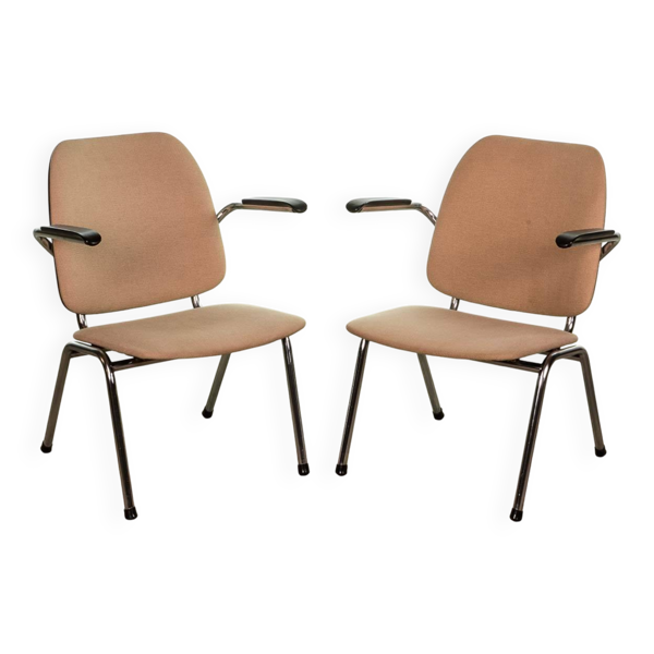 Fauteuils Gispen de Martin de Wit sur structure en acier chromé avec. Accoudoir en bakélite