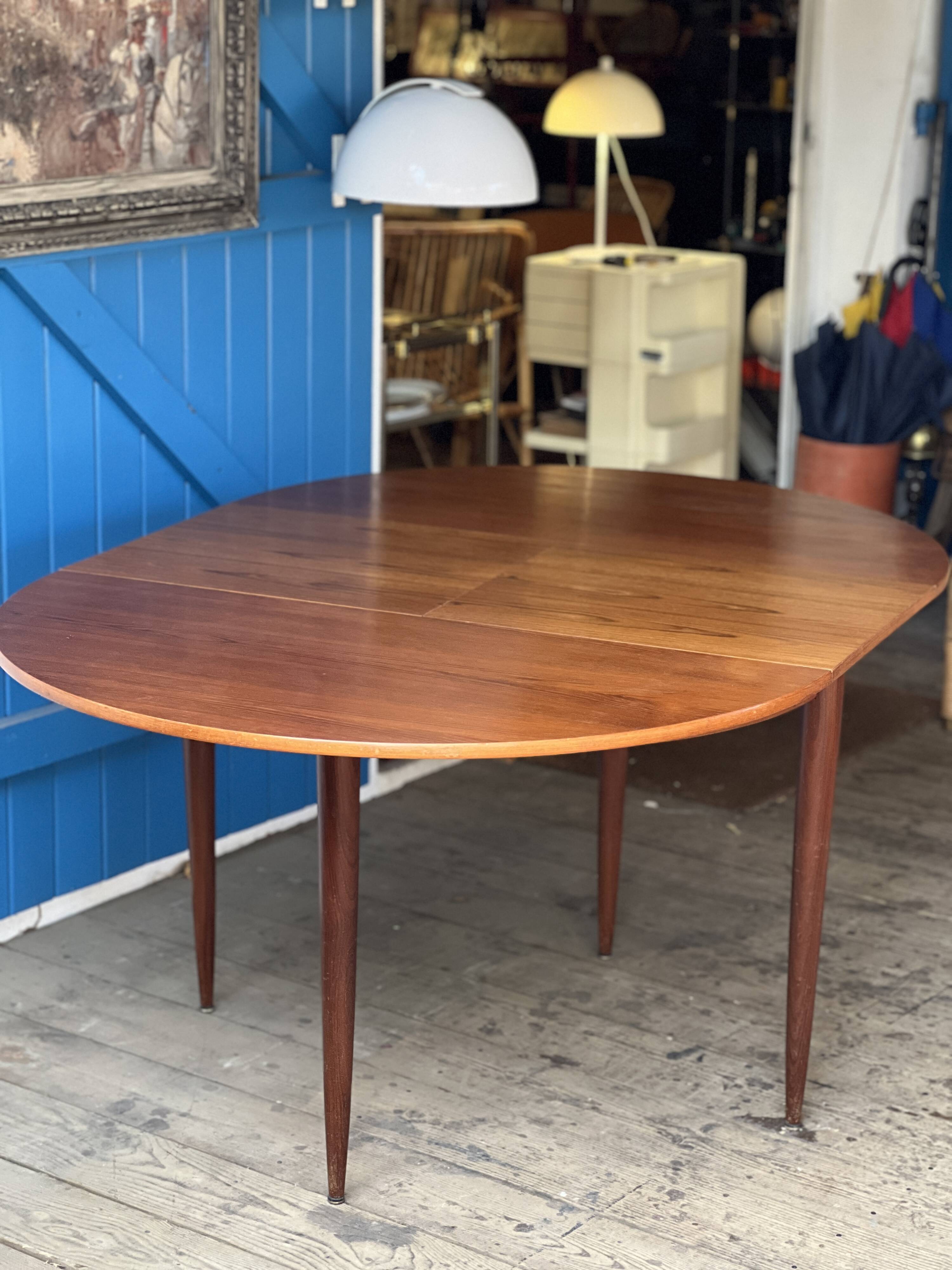 Round extendable table