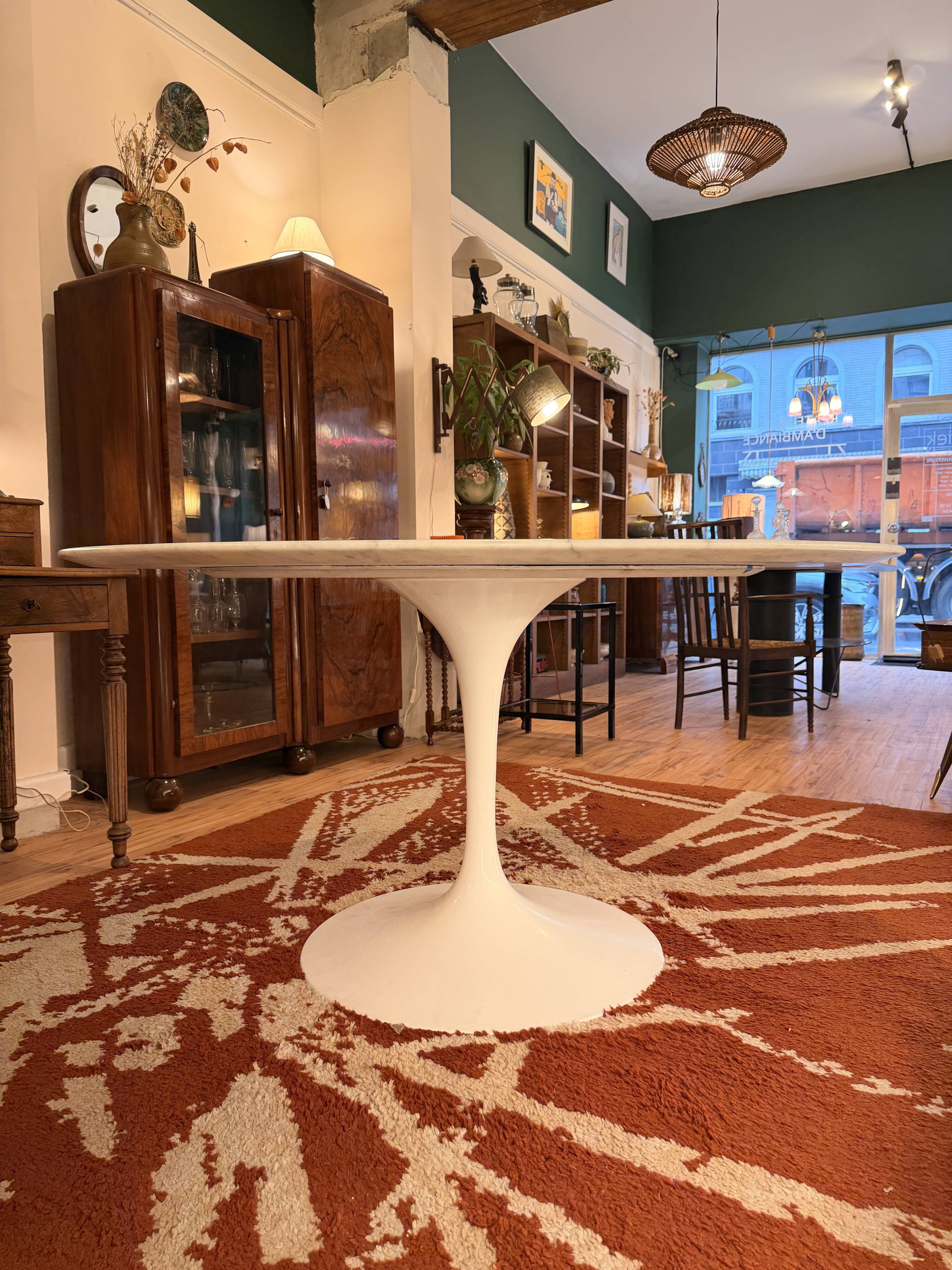 Grande table tulipe années 60, plateau en marbre de Carrare