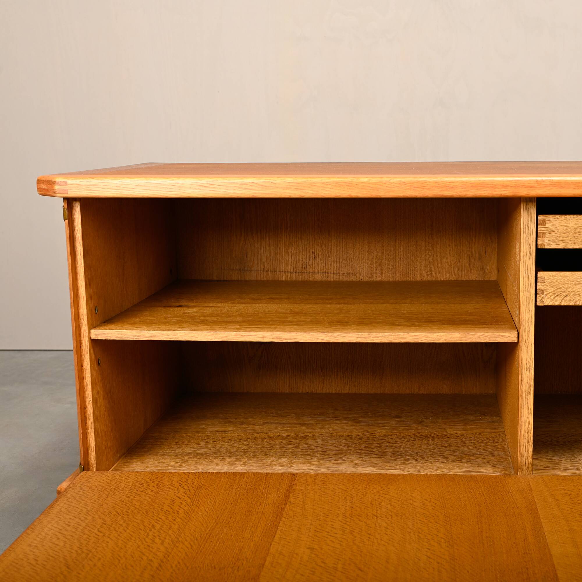 Buffet bas en chêne avec des supports en laiton conçu par Henning Kjærnulf.
