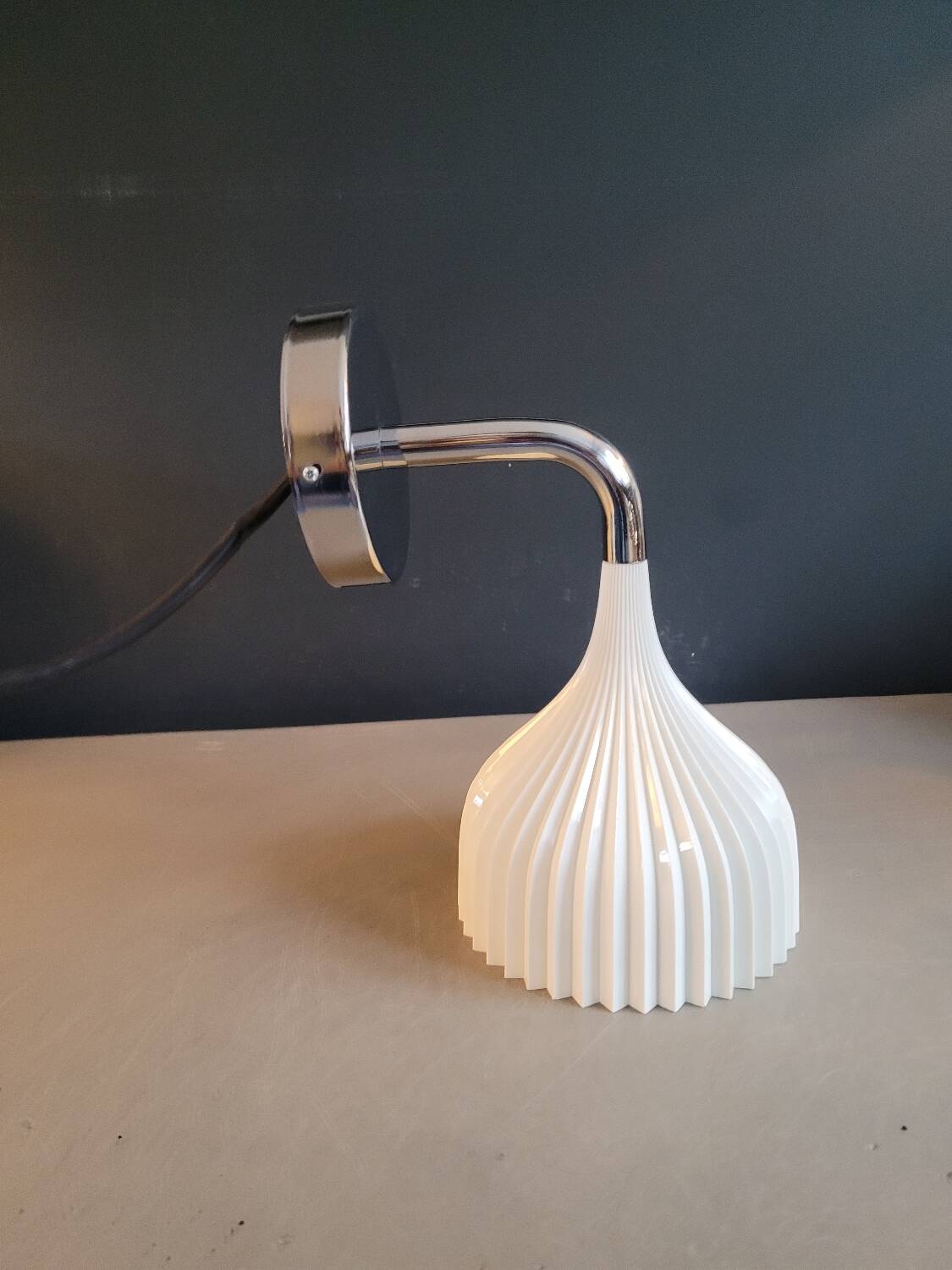 Applique E blanche par Kartell