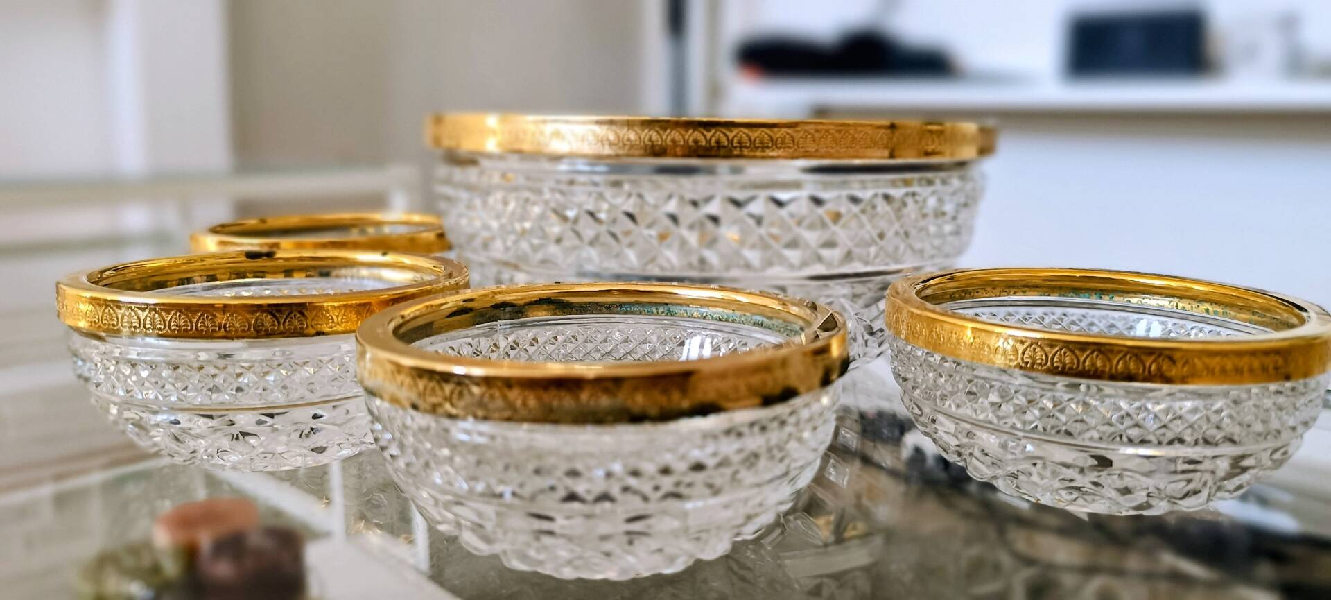 Salad bowl and diamond-shaped bowls in brass.