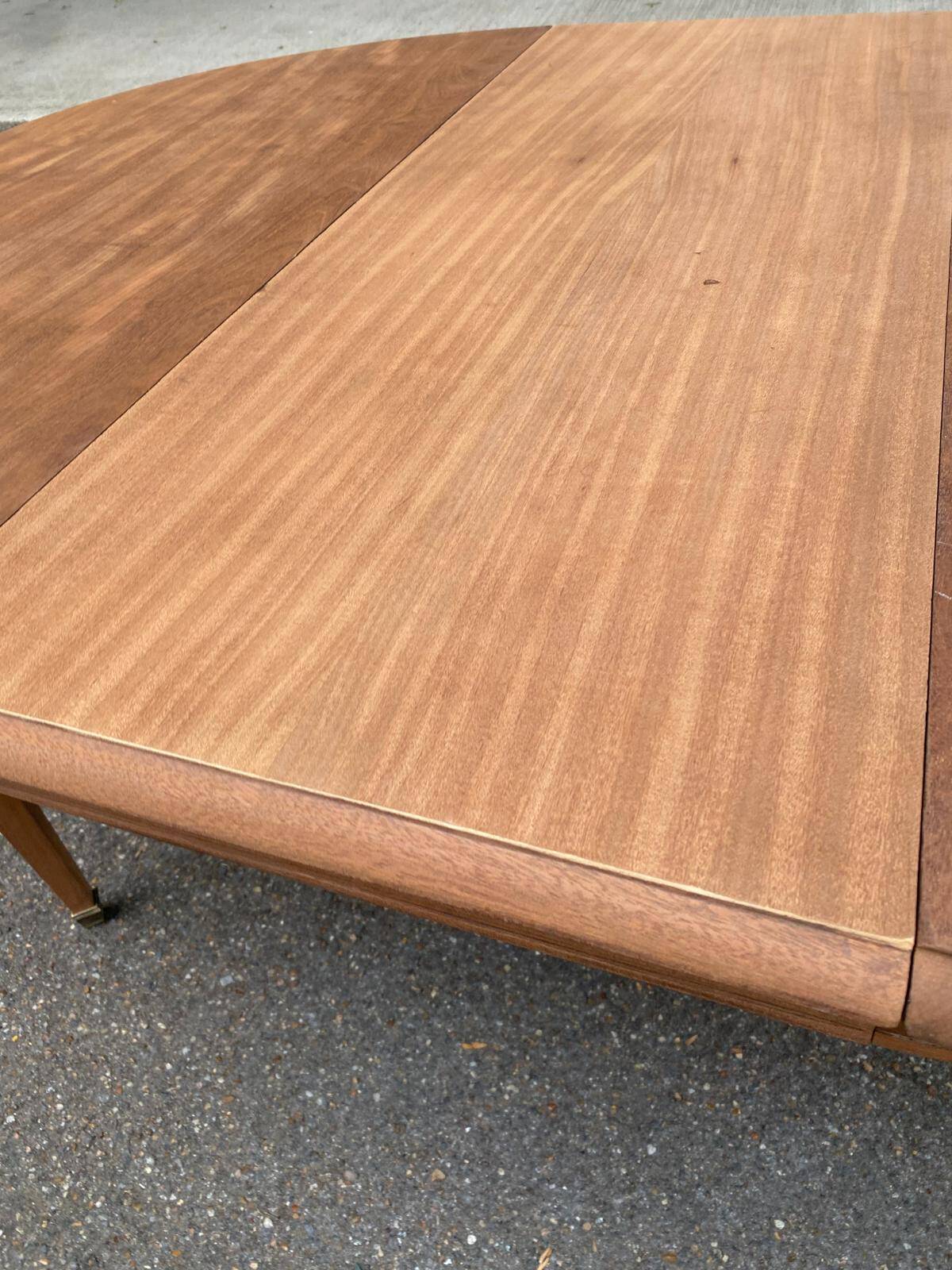 Renovated round extendable dining table made of solid mahogany from the 19th century.