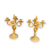 Paire de chandeliers à quatre branches en laiton doré