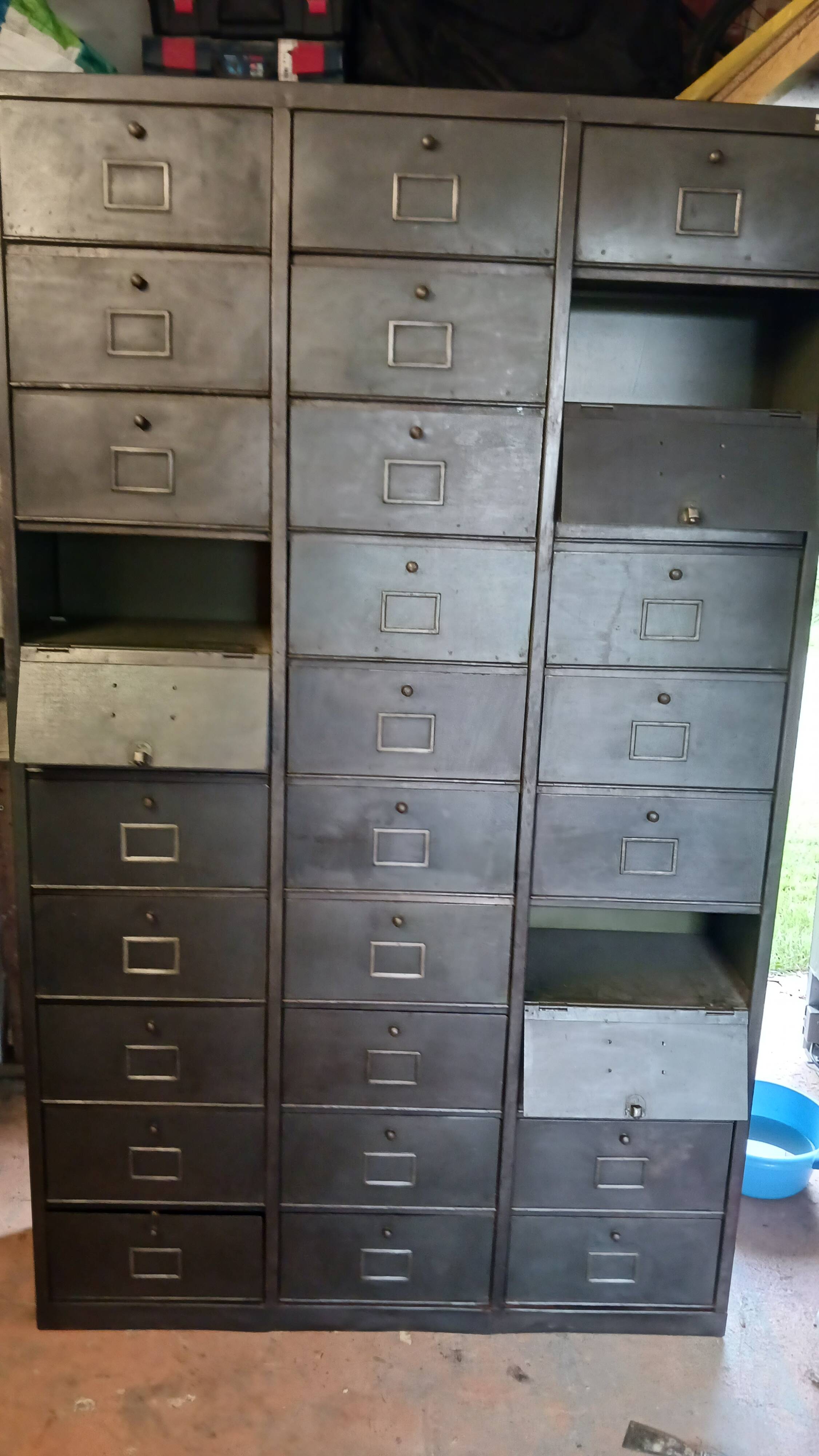 Metal cabinet, 30 valves